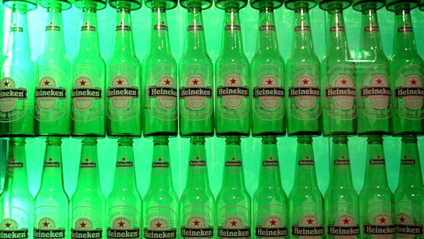 Heineken is de nieuwe aanvoerder van de FB50 van 2010, MT’s jaarlijkse lijst met de beste familiebedrijven van Nederland. De lijst telt vijf nieuwkomers. Familiebedrijven vormen een buitencategorie in het Nederlands economisch landschap. Omdat ze uniek zijn in hun op continuïteit gerichte beleid. Daarom maakt MT een jaarlijkse lijst van de vijftig beste familiebedrijven van Nederland. Deze complete lijst staat in de nieuwe editie van Management Team. Bestel het magazine online. Vandaag besteld voor 15:00 uur, betekent morgen op uw deurmat. Verantwoording Om in de lijst te komen, moet een onderneming niet alleen minimaal 10 jaar bestaan, maar ook voldoen aan minstens twee van de volgende criteria: - Meer dan de helft van het eigendom berust bij de familie; - Bij beursgenoteerde ondernemingen is minstens 20 procent van de aandelen in handen van de familie; - Minimaal één familielid van de oprichter bekleedt een sleutelpositie, in de directie of als commissaris; - De meerderheid van het stemrechtbij de algemene vergadering van aandeelhouders is in handen van de oprichter of eigenaar of diens familie. Stemrecht kan, maar hoeft niet, rechtstreeks te zijn; - Er is sprake van familiebanden. Dat kan door huwelijk of erfopvolging of door familiebanden tot de derde lijn (meer onderaan dit artikel) 1. Heineken familie Heineken omzet 14,7 miljard "Een ‘koninklijke’ zakenfamilie", zo kun je de Heinekens noemen. De familie die nog steeds een hoofdrol speelt achter de schermen bij ’s lands grootste bierbrouwer, lijkt al bijna 1,5 eeuw garant te staan voor succes. Haast vanzelfsprekend laveerde het concern door de crisis en vergrootte zijn mondiale positie met een gedurfde overname in Mexico. Nauwelijks verbazingwekkend eindigde Heineken dan ook bovenaan de FB50, de ranglijst van Nederlandse familiebedrijven, die dit jaar voor de tweede keer door MT werd opgesteld. Met een omzet van 14,7 miljard euro in 2009 (400 miljoen meer dan een jaar eerder) loste Heineken de familie Fentener van Vlissingen, eigenaren van SHV, af als nummer 1 (meer). 2. SHV (positie vorig jaar: 1) familie Fentener van Vlissingen omzet 11,9 miljard (continuïteitsscore: 92) De Steenkolen Handels Vereniging, waar Annemiek Fentener van Vlissingen voorzitter van de RvC is en John (zie #4) vice-voorzitter. Dochterondernemingen als SHV Gas en Eriks zijn actief in 48 landen en bieden 46.000 mensen werk. De stap terug in deze lijst is toe te schrijven aan 2008, toen bijna 4,6 miljard euro aan omzet in verschillende bedrijven werd afgestoten. 3. Randstad Holding (3) familie Goldschmeding omzet 12,4 miljard (68) Frits Goldschmeding, oprichter, met 33 procent grootaandeelhouder en vice-voorzitter van de RvC, zag in 2009 de omzet nog met ruim 1,5 miljard dalen, maar in het eerste kwartaal van 2010 was er in sommige markten alweer sprake van voorzichtige groei. 4. BCD Holdings (4) familie (John) Fentener van Vlissingen omzet 10,3 miljard (84) Het tweede familiebedrijf in handen van ondernemersgeslacht Fentener van Vlissingen (zie ook #2). Internationale reisorganisatie, die zich primair richt op de zakelijke markt. 5. North Sea Group (7) familie Van der Sluis (en Dik Wessels) omzet 5,9 miljard (99) Fusie van de oliehandelaars Van der Sluis Groep en het kleinere FNR+, dat weer deels in handen was van Dik Wessels, van de Koninklijke Volker Wessels Stevin (#7). 6. Pon Holdings (5) familie Pon omzet 4,5 miljard (100) Importeert bijna alle Volkswagens van Nederland, maar haalt ook nog een derde van de omzet uit zogeheten industrial equipment. Pon zag in de zieltogende automarkt van 2009 zijn omzet dalen met 750 miljoen euro. 7. Koninklijke Volker Wessels Stevin (6) familie Wessels omzet 4,4 miljard (100) Het bouwconcern van de mediaschuwe Dik Wessels, lid van de RvC, wist zijn betaalgedrag op peil te houden, ondanks de met een half miljard teruggevallen omzet. 8. Hal Trust (8) familie Van der Vorm omzet 3,7 miljard (88) Na de verkoop van de Holland-Amerika-Lijn bleef er in 1989 een zak met geld over van zo’n 1,2 miljard gulden. In de vaardige handen van Martijn van der Vorm groeit het familiekapitaal gestaag verder. Nieuwkomers + Facilicom + TKH Group NV + Koninklijke Wagenborg + Vroon Group BV + Zeeman Groep9. Blokker Holding (9) familie Blokker omzet 2,8 miljard euro (100) Het conglomeraat van retailwinkels als Blokker, Leen Bakker, Xenos en Bart Smit noteert al jaren robuuste omzetcijfers, maar kent ook een probleem. Er hangt immers wel erg veel af van Jaap Blokker, van wie dit jaar bekend werd dat hij kampt met gezondheidsklachten. De opvolging van de bewonderde no-nonsense retailkoning speelt dan ook al jaren. Broer Albert is niet beschikbaar. Kinderen willen niet of zijn te licht bevonden. In 2004 startte Jaap daarom met een groepsraad. Niet alleen een directie, maar ook kweekvijver voor talent. Dat was het antwoord op de stoet uittredende kroonprinsen (sinds 1999 vertrokken Bram Huibers en Cees Snijders, recenter Jan Ferwerda en Richard Smit). Naar verluidt was de niet gehonoreerde aandelenwens van de kroonprinsen een struikelblok. Aan de zoektocht lijkt nu een eind gekomen. Sinds 1 oktober van dit jaar is Roland Palmer, de zoon van zus Ans Palmer-Blokker, bestuurslid. Thomas Smit, zoon van de stichter van de tot het concern behorende speelgoedketen Bart Smit, werd ook opgenomen in de directie. Beiden zullen de troonopvolging naar verwachting niet laten afketsen op een aandelenwens. 10. USG People (10) familie (Alex) Mulder omzet 3 miljard (82) Alex Mulder, een van de drie founding fathers van voorganger Unique en nog steeds grootaandeelhouder met 20 procent, zag in 2009 de omzet van deze uitzender met een miljard dalen. Lichtpuntje: de stabiliteitsscore nam behoorlijk toe, van 62 naar 82. En de bestuursperikelen lijken voorbij, met het benoemen van ceo Rob Zandbergen. 11. Sligro Food Group (11) familie Slippens omzet 2,6 miljard (89) Wat startte in 1935 als handeltje in oliën en margarines, bouwt kleinzoon Karel Slippens nu verder uit tot serieuze speler in de supermartktbranche en groothandel. Opmerkelijk is het aandelenprogramma waarmee de familie de medewerkers bindt aan het bedrijf. 12. Detailresult (13) families Van den Broek en Kat omzet 1,8 miljard (90) De grote fusie van de achterkant van de twee retailers verloopt geruisloos. Samen maken ze een vuist voor oude familiebedrijven in de supermarktbranche. 13. Van Drie Groep (16) familie Van Drie omzet 1,49 miljard euro (2008) (97) Wereldmarktleider in kalfsvlees. De vier leden van de familie Van Drie beheersen de hele keten, van kalf tot lendestuk. Deed recent een overname waarmee een kleine 400 miljoen aan omzet is toegevoegd. 14. Van Oord NV (12) familie Van Oord omzet 1,42 miljard (100) Hollands trots, die wereldwijd land uit water maakt, had het vorig jaar zwaar. Het bedrijf zag bijna een half miljard omzet wegvallen, vooral door het bijna-failliet van Dubai, waar ooit de palmbomen tot in de hemel leken te groeien. 15. Damen Shipyards (27) familie Damen omzet 1,40 miljard (100) Scheepsbouwer sinds 1927. Groeit en groeit, vooral door de modulaire manier van boten bouwen. Kommer Damen, zoon van oprichter Jan, zit nog in de RvC, de aandelen zijn stevig in handen van de familie. 16. Jumbo Groep Holding (18) familie Van Eerd omzet 1,57 miljard (87) Bijna op elke sleutelpositie binnen deze supermarkt-supergroeier zit een Van Eerd. Ondanks de recente overname van Super de Boer is de explosieve expansie grotendeels organisch. Levensmiddelengroothandel de Van Eerd groep, opgericht in 1921, kocht pas in 1983 zijn eerste Jumbo-supermarkt. Het zijn er nu 122, waar 12.000 mensen werken. 17. Hoogwegt Groep (14) familie Hoogwegt omzet 1,34 miljard (100) In de zuivel zijn coöperaties de regel, Hoogwegt is de spreekwoordelijke uitzondering. Het bedrijf zet desondanks jaarlijks zo’n 700 miljoen kilo melkproducten weg. 18. Aalberts Industries (15) familie (Jan) Aalberts omzet 1,4 miljard (93) Jan Aalberts bezit (voor zover openbare bronnen onthullen) via verschillende constructies nog steeds iets meer dan 20 procent van de aandelen. Na een aantal moeilijke maanden in het derde kwartaal weer licht gegroeid. 19. De Heus Voeders (31) familie De Heus omzet 1,3 miljard (100) Keiharde groeier in diervoeders, ook door acquisities. Timmert al sinds 1911 aan de weg en exporteert nu naar 47 verschillende landen. Vooral groot in Polen. 20. Argos Groep (20) familie Goedvolk omzet 1,4 miljard (82) Nichespeler in de oliehandel, in handen van oprichter Peter Goedvolk, havenman van het jaar 2006. Onderscheidt zich door focus op biobrandstoffen. 21. Dura Vermeer Groep (22) families Dura en Vermeer omzet 1,15 miljard (99) De fusie van deze twee bouwende families dateert alweer uit 1998. Alle aandelen zijn nog steeds in familiehanden en enkele leden zijn actief op managementposities. Gelet op de malaise in de bouw wacht een zwaar jaar. 22. Hunter Douglas (21) familie Sonnenberg omzet 1,66 miljard (65) Enigszins mysterieus zijn de familie en de verhoudingen bij deze wereldmarktleider in raambekleding (zoals luxaflex) wel. Maar met het zakelijk instinct is weinig mis. Noteerde in 2009 een plus van 300 miljoen in omzet. 23. VDL Groep (17) familie Van der Leegte omzet 1,05 miljard (100) Hoewel de prominente rol van Wim van der Leegte soms anders doet vermoeden, is hij toch echt tweede generatie. ‘Zijn’ VDL kende, zoals bijna alle industriële productiebedrijven, een zwaar jaar, waarbij de omzet afnam met zo’n 400 miljoen. 24. DMG (24) familie Mandemakers omzet 1 miljard (eigen opgave) (89) De Mandemakers Groep is allang meer dan alleen een grote keukenboer. Vrijwel alle keuken- en sanitair­ketens in Nederland ­behoren tot dit imperium, dat eens – 33 jaar geleden – in het schuurtje van Ben Mandemakers is begonnen. 25. TomTom (19) familie Goddijn omzet 1,48 miljard (59) TomTom een familiebedrijf? Jazeker, dankzij twee grootaandeelhoudende en in de echt verbonden bestuursleden (ceo Harold ­Goddijn en salesdirector Corinne Vigreux). 26. Oad Groep (35) familie Ter Haar omzet 972 miljoen (86) De continue groei van deze busvervoerder die nu grossiert in intercontinentale vakantie­bestemmingen wordt in goede banen geleid door derde generatie Ter Haars Julius (ceo, 37 jaar) en Quirine (coo, 39 jaar). 27. Mammoet Holding (36) familie Van Seumeren omzet 815 miljoen (100) Mammoet, tiller van zware lasten, is voor 50 procent in handen van SHV (zie #2). Maar de Van Seumerens hebben óók veel aandelen, en de familie speelt een bepalende rol in het management, vandaar een eigen plek in de lijst. 28. Vebego (34) familie Goedmakers omzet 877 miljoen (90) Het schoonmaakbedrijf dat in 1943 als Hago begon is onder de tweede generatie, Ton jr. en Ronald Goedmakers, uitgegroeid tot een veel breder georiënteerde én veel succesvollere facilitaire dienstverlener. 29. TenCate (23) familie Ten Cate omzet 842 miljoen (93) Geen ander zo succesvol familiebedrijf kan zijn herkomst terugvoeren tot op de 17de eeuw. Nu vernieuwend in kunstgras en kogelwerende weefsels. Koninklijke Ten Cate NV, zoals het bedrijf voluit heet, won daarvoor recent nog de AWVN-innovatietrofee. 30. Lohomij (29) familie Louwman omzet 862 miljoen (2008) (90) Bekender als Louwman en Parqui – importeur van Toyota en Lexus. In 1923 opgericht door de naamgevers, maar Parqui verliet de zaak al in 1924, met achterlating van de naam. 31. Mijwo Beheer (37) familie Zijerveld omzet 705 miljoen (2008) (99) Het kaasimperium van de familie Zijerveld groeit door en door en voegde in 2008 ruim 85 miljoen omzet toe. Naast de kaas zitten er ook twee golfbanen in het concern. 32. Facilicom (-) familie Geurts omzet 1,02 miljard (68) Internationaal opererende facilitaire dienstverlener, voluit: Facilicom Services Group, 40 jaar geleden opgericht en eerder door het leven als GOM. Nu is schoonmaken nog maar een van de vele diensten die wordt geleverd, naast onderhoud, hr-diensten en beveiliging. 33. TKH Group NV (-) familie Van der Lof omzet 724 miljoen (92) Voluit: de Twentse Kabel Holding. Alexander van der Lof, kleinzoon van oprichter Jan, trad in 2001 aan als ceo van deze leverancier van industriële en telecomoplossingen. Sprak recent met apparatenfabrikant Nedap over een fusie, maar dat liep op niets uit. 34. Bosal (26) familie Bos omzet 594 miljoen euro (100) Bosal, fabrikant van uitlaten en auto-onderdelen, beleefde de afgelopen jaren een dubbele crisis. Niet alleen stortten de autoverkopen in, wat Bosal een omzetdaling van ruim 300 miljoen euro opleverde, daar kwam een bestuurscrisis bij. Derde generatie Karel Bos (1961) stapte twee jaar geleden op als ceo, naar verluidt als gevolg van het gebrek aan steun van het bestuur, waarvan Karel sr. (1928) voorzitter is. Senior zag zich toen genoodzaakt het stokje van zijn zoon weer over te nemen. Niet voor al te lange tijd, want nu is de van DAF afkomstige Aad Goudriaan als eerste man aangetrokken. Fijn voor senior, want die zit nog vol andere plannen. Hij bereidt een zeiltocht voor naar Kaapstad, terug naar Zuid-Afrika, waar hij zelf 20 jaar werkte voordat hij terugkeerde naar België. In België staat overigens ook het Bosal-hoofdkantoor, terwijl de holding nog steeds Nederlands is. 35. Telegraaf Media Groep (39) familie Van Puijenbroek omzet 612 miljoen (97) Nog altijd is meer dan 30 procent van de aandelen van de uitgever van de krant van wakker Nederland in handen van de familie. TMG krijgt in 2011 een nieuwe ceo, Herman van Campenhout, die eerder dit jaar drie maanden ceo was van USG People (#10). 36. De Goudse (41) familie Bouwmeester omzet 722 miljoen (78) De familie Bouwmeester kocht enkele jaren geleden een deel van de aandelen van ING terug en heeft nu weer het volledig eigendom van deze onafhankelijke verzekeraar in handen. Geert Bouwmeester, derde generatie, is vice-voorzitter van de raad van bestuur. 37. Koninklijke Wagenborg (-) familie Wagenborg omzet 589 miljoen (2008) (89) Begonnen in 1898 door schipper Egbert Wagenborg. Nu niet alleen koninklijk, maar ook grote specialist in internationaal weg-, zee- en luchttransport. 38. Asito Dienstengroep (48) familie Van Riemsdijk omzet 568 miljoen (92) Joop van Riemsdijk begon zijn schoonmaakbedrijf ‘Alle Stof In Twente Opruimen’ in 1952. Dochter Monique (39) is nu enig aandeelhouder. Allang meer dan schoonmaker, dankzij bijvoorbeeld uitzender Timing, payroller Van der Noordt en thuiszorgorganisatie TSN. 39. B&S Investments (38) familie Blijdorp omzet 572 miljoen (89) Eigenaar van een hele serie BV’s, waarvan Holland Trading Group de bekendste is. Zo rond de feestdagen zijn vrijwel alle Nederlanders klant bij deze groothandelaar in luxe producten als drank, parfums en cosmetica. 40. We International (43) familie De Waal omzet 509 miljoen (97) Keten van modewinkels die ooit als Hij door het leven ging, daarna ook een Zij-tak kreeg, en tegenwoordig in alle winkelcentra als WE te vinden is. Derde generatie Ronald is er de baas en wist zelfs in 2009 een omzetwinst van bijna 1 procent te boeken. 41. MCB International (28) families Van Kempen en Van Ettro omzet 536 miljoen (92) Groothandel en servicecenter voor metalen, wiens ontstaansgeschiedenis samenhangt met die van DAF. De tweede generatie, tweemaal van Kempen en eenmaal van Ettro, bepaalt nu de koers. Als toeleverancier van de industrie zag het drietal de omzet vorig jaar met bijna een kwart miljard inklappen. 42. ASM International (32) familie Del Prado omzet 591 miljoen (82) Grote speler in de halfgeleiderindustrie, die in het nieuws kwam omdat derde generatie Chuck botste met de aandeelhouders. Hij bleef in het zadel dankzij steun van vader en grootvader. De conflicten geven ASMI een hoge plek op lijstjes van overnamekandidaten. 43. Roba Holding (25) families Cohn en Baruch omzet 482 miljoen (100) De in 1937 begonnen metallurgische handelsmaatschappij zag de omzet vorig jaar praktisch halveren. Zoon en dochter van oprichters Willy Cohn en Robert Baruch vonden elkaar in een huwelijk, waarvan de huidige ceo, Paul Cohn, een vrucht is. 44. Bavaria (42) familie Swinkels omzet 476 miljoen euro (2008) (100) Bavaria moest in 2009 een omzetdaling van 25 miljoen incasseren. Au. Maar de omzet van het bedrijf uit Lieshout mag dan slechts 3 procent zijn van die van Heineken, dat maakt het bier, het merk en de familie niet minder heroïsch. De Swinkels hielden tijdens het WK voetbal in elk geval de spanning erin met een spraakmakende guerillamarketingactie. De oranje jurkjes, zónder logo, weet u nog wel? De gevangen gezette Bavaria-babes domineerden even het wereldnieuws – met exposure tot aan CNN aan toe. En er was afgelopen jaar meer goed nieuws voor de biercalimero: het merk mag namelijk gewoon Bavaria blijven heten. Het Beierse deel van onze oosterburen wilde de naam van hun regio als merk claimen, maar kregen het deksel op de neus, omdat de familie Swinkels de claim al in 1925 deed. De goede resultaten met minimale middelen leverden in oktober een mooie trofee op: de 47-jarige Jan-Renier Swinkels (neef van Peter, zijn voorganger als directievoorzitter) werd verkozen tot master entrepreneur of the year. Waarom? Omdat, aldus het juryrapport, hij heeft bewezen “zich te onderscheiden door het nemen en doorvoeren van beslissingen tegen de tradities in om klaar te staan voor een duurzaam businessmodel voor de toekomst, wat inmiddels heeft geleid tot bewezen resultaten.” Simpeler gezegd: omdat het ondernemen in zijn bloed zit. Hij is de zevende generatie Swinkels in het bedrijf, dat al sinds 1719 ­bestaat en waar al sinds 1764 een Swinkels aan verbonden is. 45. Vroon Group BV (-) familie Vroon omzet 548 miljoen (85) Reeds de vierde generatie scheepseigenaar, shipbroker en shipmanager. Opereert wereldwijd en vervoert onder andere levend vee. 46. Copaco Nederland BV (47) familie Reijers omzet 516 miljoen (90) Grote distributeur van ict-producten. Kende kort leven als beursgenoteerd fonds, maar is weer helemaal terug in familiehanden. 47. Zeeman Groep (-) familie Zeeman omzet 476 miljoen (2008) (97) Textielgigant en bekend familiebedrijf dat vorig jaar net buiten de FB50 viel. Nu dus wel erin. Op de valreep, dat wel. 48. Van Merksteijn (49) familie Van Merksteijn omzet 524 miljoen (2008) (86) Internationaal gigant in betonstaal en hekwerken. De familie verwierf enige bekendheid in de autosport doordat Peter, zoon van oprichter Bertus, samen met co-piloten Jos Verstappen en Jeroen Bleekemolen in 2008 de 24 uur van Le Mans wist te winnen. 49. Van Leeuwen Buizen (30) familie Rietberg omzet 457 miljoen (98) Gestart in 1924 door Piet van Leeuwen (bijnaam: ‘Piet de Pijp’), via schoonzoon Cor nu in handen van de familie Rietberg. Cor is nu rvc-voorzitter, diens zoon Peter is ceo. 50. Markeur Holding (40) familie Boon omzet 456 miljoen (97) In 1919 opgericht concern, beter bekend onder de handelsnaam Het Motorhuis. Dat het ook in de autohandel zwaar weer was, toont de omzetkrimp van 2009: 67 miljoen euro. Werkwijze en verantwoording De FB50 is een gewogen lijst van de grootste Nederlandse familiebedrijven. Om in de lijst te komen, moet een onderneming niet alleen minimaal 10 jaar bestaan, maar ook voldoen aan minstens twee van de volgende criteria: Meer dan de helft van het eigendom berust bij de familie; Bij beursgenoteerde ondernemingen is minstens 20 procent van de aandelen in handen van de familie; Minimaal één familielid van de oprichter bekleedt een sleutelpositie, in de directie of als commissaris; De meerderheid van het stemrechtbij de algemene vergadering van aandeelhouders is in handen van de oprichter of eigenaar of diens familie. Stemrecht kan, maar hoeft niet, rechtstreeks te zijn; Er is sprake van familiebanden. Dat kan door huwelijk of erfopvolging of door familiebanden tot de derde lijn. Dit jaar is gebruik gemaakt van de gegevens van onderzoeksbureau Hillview, dat de 1.500 grootste Nederlandse bedrijven heeft gevangen in databases die constant worden geüpdate aan de hand van publicaties in de media en andere openbare bronnen. De omzetcijfers betreffen de omzet van 2009. Waar die (nog) niet bekend waren is de laatst bekende omzet genomen en is dit vermeld. Om het unieke karakter van het familiebedrijf mee te wegen, zijn deze omzetcijfers verrekend met de ‘continuïteitscore’ die de mondiaal opererende credit- en risicoanalisten van Dun & Bradstreet opstellen, op basis van hun faillissementsindex. Een score van 100 geeft aan dat het bedrijf behoort tot de selecte 1 procent van het Nederlandse bedrijfsleven met de kleinste kans om failliet te gaan. Een score van 80 betekent dat het bedrijf behoort tot de 80 procent van de bedrijven die de grootste kans maken het komende jaar in business te blijven. Omdat continuïteit een van de belangrijkste waarden van een familiebedrijf is, is de omzet vermenigvuldigd met de continuïteitscore gedeeld door 100 (de maximale index). Deze score bepaalt de uiteindelijke plaats op de ranglijst. Dat is de reden dat de Randstad Holding met een omzet van 12,4 miljard euro en ‘slechts’ een continuïteitscore van 68 SHV moet laten voorgaan. SHV draaide bijna een half miljard minder omzet, maar wordt met een score van 92 als aanmerkelijk stabieler beschouwd. >> Dit artikel is afkomstig uit MT17. Bestel de nieuwe editie van MT Magazine online