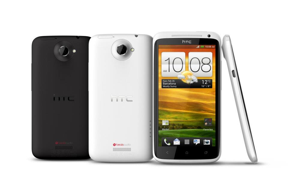 1. Google schuldige van stop aandelenhandel HTC Google aast mogelijk op smartphoneproducent HTC. Nadat die geruchten de wereld in kwamen, werd gisteren plotseling de handel in aandelen van HTC op de Taiwanese beurs stilgelegd. TWSE, de Taiwanese beurshandel, publiceerde wel een persbericht, maar repte niet over de reden voor de plotselinge stop. Google nam eerder al Motorola over en heeft ook al een Google-smartphone in productie bij HTC, dat daarnaast ook veel Android-modellen maakt. De waarde van HTC wordt momenteel geschat op bijna 2 miljard dollar, waar Google bijna 100 miljard dollar aan cash heeft liggen. 2. Bexit-bill: May biedt 20 miljard euro voor financiële gat EU Nu de Britse premier Theresa May haar toon richting de EU gematigd heeft, komt ze met een nieuw plan om de financiële rekening te verheffen. May biedt aan om in 2019 en 2020 nog 20 miljard euro te blijven betalen aan de EU. Dat is bij lange na niet genoeg om het economische gat van 60 miljard op te vullen, maar neemt wel een directe crisis weg. Dat schrijft het FD op basis van de Britse krant Financial Times. De Brexitonderhandelingen zijn in volle gang, maar bleven steken na problemen over de ‘Brexit-bill’. May probeert de toekomstige handelsrelatie redden door op deze manier een gebaar te maken.   3. COR Tata Steel bang voor ontslagen, gaat blokkades opwerpen De COR van Tata Steel is niet gerust op de komende fusie tussen het staalbedrijf en het Duitse ThyssenKrupp. Er is veel onduidelijkheid over hoeveel banen er mogelijk geschrapt gaan worden, en waar precies. Wel schrijft ThyssenKrupp in het persbericht dat er tot 4.000 banen geschrapt gaan worden, waarvan beide bedrijven de helft voor hun rekening nemen. De werknemers van Tata Steel in Nederland zouden hiervan het grootste gedeelte voor hun kiezen krijgen, omdat in Engeland al te veel gereorganiseerd is. Mocht dat plan doorgaan, dan zal de COR samen met de vakbond ‘een blokkade voor werpen’. Dat zegt de voorzitter van de COR tegen RTL Z. 4. FedEx geeft winstwaarschuwing af na cyberaanval TNT FedEx, moederbedrijf van TNT sinds vorig jaar, heeft een winstwaarschuwing afgegeven. Dat komt door de financiële schade die het bedrijf nog steeds lijdt sinds de cyberaanval op onder andere TNT in juni. De omzet steeg afgelopen kwartaal toch met 4 procent naar bijna 13 miljard euro, de winst daalde naar 500 miljoen. De cyberaanval kostte het bedrijf al 250 miljoen euro aan winst, en daarmee is het nog niet klaar. Het herstellen en vernieuwen van IT-systemen kost nog meer tijd en geld. 5. Manager van de dag: Klaas Knot (president DNB) De president van De Nederlandsche Bank wil het opkooppogramma van de Europese Centrale Bank stopzetten. Het programma loopt eind dit jaar af, Knot wil daarom nu gaan afbouwen. De reden achter het opkopen van schulden bestaat niet meer, zo redeneert hij. De economie is flink aangetrokken, de koopkracht toegenomen en de euro in waarde gestegen. 6. Tweet van de dag: de 100 grootste denkers Forbes heeft een lijst met de 100 grootste - en levende - business thinkers gepubliceerd. Uiteraard staan voor de hand liggende namen als Elon Musk, Warren Buffet en Mark Zukerberg erop. Maar ook namen als Miuccia Prada (CEO Prada), Bono (leadzanger U2) en Sean Combs (aka P Diddy, rapper) veroverden een plekje.   7. Koffieautomaat: Holle Bolle Gijs, maar dan anders Loop je rustig door de straat, hoor je ineens een prullenbak tegen je praten. Dat is wat je in Bergen op Zoom kan gebeuren. Daar zijn namelijk prullenbakken in het centrum geplaatst die de voorbijgangers aansporen hun vuil verstandig weg te gooien. Wanneer een prullenbak bijna vol is, kan ‘ie je dat ook vertellen. Op andere momenten delen de zogenoemde Big Belly’s mooie verhalen met hun publiek. Nieuws inhalen? Lees de 7 van gisteren  Elke dag deze nieuwsupdate ontvangen? Schrijf je in voor de nieuwsbrief, met dagelijks de 7 van MT, plus artikelen als analyses, expertblogs en columns. aanmelden nieuwsbrief