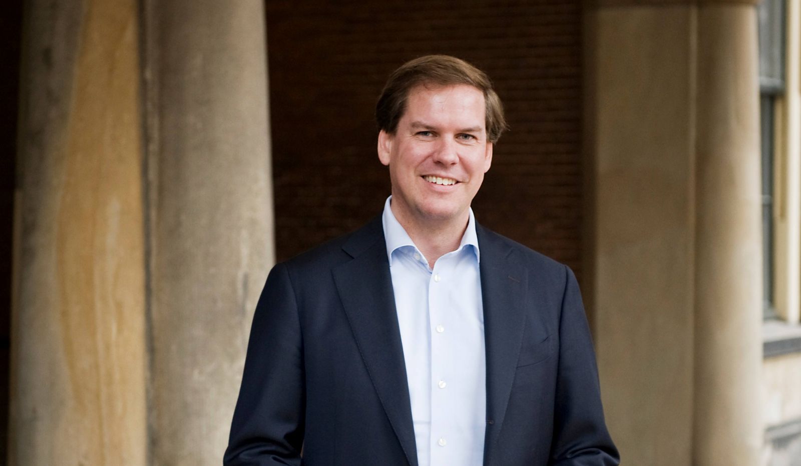 De auteur van dit verhaal is Senior Vice President Northern Europe bij Salesforce.com. Hij focust zich op het digitaal verbinden van bedrijven op een innovatieve manier. Voorafgaand aan zijn rol binnen Salesforce.com was Renzo Taal Senior Vice President bij Philips Lighting.