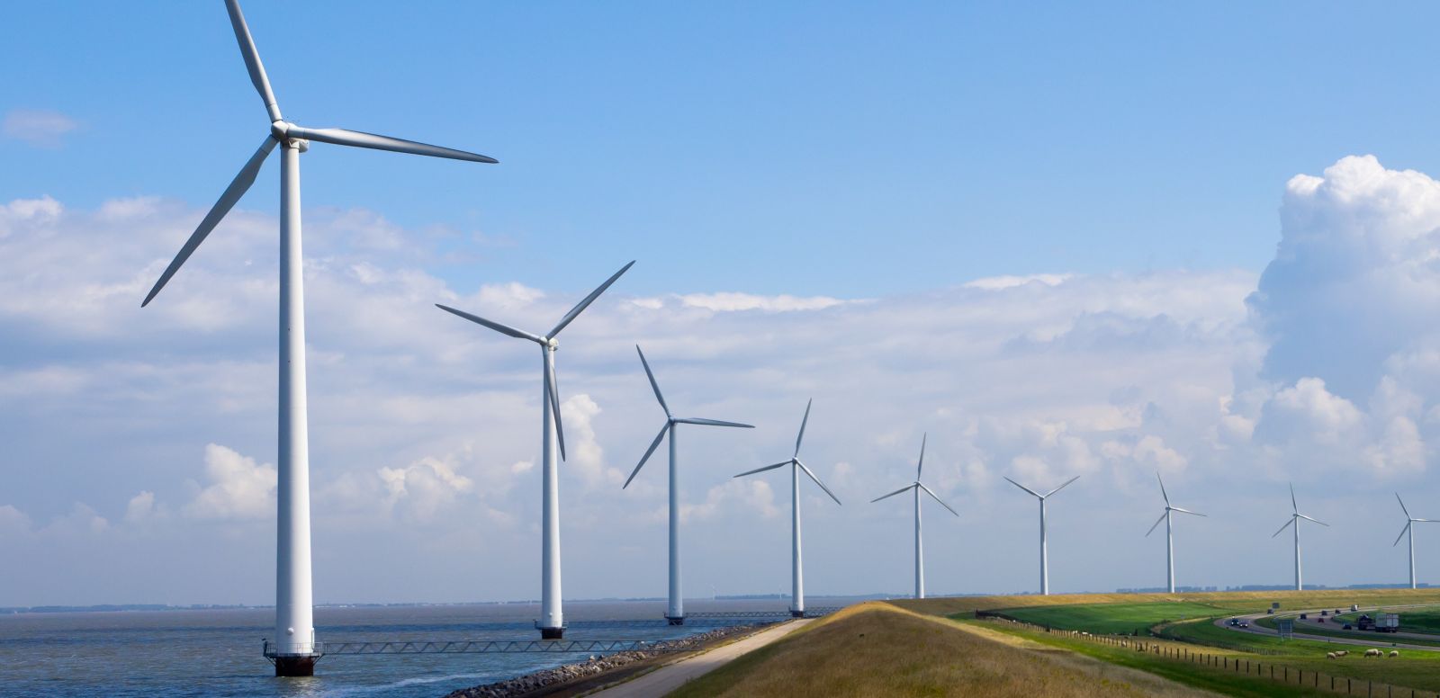 Met meer zonnepanelen en windmolens neemt het belang van stroomopslag toe. Maar de ontwikkelingen zijn hoopgevend. Een toekomstanalyse. Kleinschalige producenten gebruiken het publieke elektriciteitsnet nu als gratis opslag voor zonnestroom. Zodra dat voordeel verdwijnt, zullen er vele duizenden thuis- of buurtaccu’s verschijnen. Dat biedt kansen voor batterijbouwers, softwareontwikkelaars en andere toeleveranciers. Zonnepanelen Duurzame energie is veel sterker in opkomst dan gezaghebbende clubs als het IEA (Internationaal Energie Agentschap) ons keer op keer doen geloven. Dat gaat niet alleen op voor windenergie. Vooral de toename van PV-vermogen bij huishoudens (of ‘zonnestroom’) onttrekt zich aan hun zicht, brengen onafhankelijke instituten als de ‘Energy Watch Group’ naar voren. Jaarlijkse verdubbeling Hoewel die groei in Nederland langzamer gaat dan bij onze Oosterburen, worden ook hier indrukwekkende cijfers geboekt. Jaar na jaar verdubbelt ons PV-vermogen. Eind vorig jaar stond er bij een kwart miljoen huishoudens en bedrijven al ruim 1 Gigawatt opgesteld, te vergelijken met twee energiecentrales. Deskundigen verwachten dat het zonnestroomvermogen in Nederland tot 2023 door sterk dalende prijzen voor zonnepanelen tot wel 8 à 10 Gigawatt zal stijgen. Grenzen aan het net Goed nieuws? Uit duurzaamheidsoogpunt zeker. Maar de grenzen van ons elektriciteitsnet komen er wel mee in zicht. Want waar moet je die stroom laten als er niet alleen 10 Gigawatt aan zonnestroomvermogen, maar ook nog eens 6 Gigawatt aan windstroom uit windparken op de Noordzee wordt aangesloten? Zoveel energie gebruiken we met zijn allen niet op elk moment van de dag. De grenzen van ons elektriciteitsnet komen in zicht.' Wisselend aanbod Duurzame energiebronnen hebben, per definitie, wisselend aanbod: veel tijdens zonnige of winderige dagen, weinig bij windstil of bewolkt weer. Daarmee raakt de balans tussen vraag en aanbod op het publieke stroomnet steeds verder verstoord. Voorlopig kunnen de netbeheerders dat opvangen door electriciteit flexibel en vraaggestuurd uit de markt te halen. Na 2020 is dat niet meer genoeg en moeten ze ook naar stroomopslag omzien. Daarom voeren ze mondjesmaat – samen met grote energiebedrijven – wettelijk vrijgestelde experimenten met stroomopslag uit. De heilige graal Een echte driver voor stroomopslag - de heilige graal in de toekomstige energiebusiness - zijn energiebedrijven echter niet: hun bedrijfsmodel en productie is voor ruim 90% gebaseerd op de verbranding van fossiele brandstoffen in centrales. Automotive als 'driver' De echte driver komt uit een andere hoek, die van de automotive branche. Gedwongen door steeds strengere Europese milieuregelgeving kunnen die tegenwoordig bijna niet anders dan nu ook elektrische auto’s in de markt te zetten. Die produceren geen kooldioxide en fijnstof, een toenemend probleem in de westerse steden. Thuisaccu's En laat de ‘motor’ van een elektrische auto nou net een batterijpakket zijn; batterijen die de laatste jaren steeds compacter, veiliger en krachtiger zijn geworden. Nu mikken automotivefabrikanten op een andere massamarkt, die van de gebouwde omgeving. Het is daarom niet vreemd dat de wereldwijde wedloop naar betaalbare stroomopslagsystemen door autofabrikanten als Tesla Motors, BMW-i en Mercedes is ingezet. In 2015 lanceerden die bedrijven respectievelijk de Powerwall, MyReserve en de Energiespeicher. Dat zijn batterijpakketten – oftewel thuisaccu’s - die particulieren in hun garage of schuur kunnen installeren. 'Prosumenten' Stroomopslag voor consumenten die over duurzame bronnen als PV-panelen en elektrisch vervoer beschikken heeft twee grote voordelen. ‘Prosumenten’ – die zowel stroom produceren als gebruiken - kunnen de stroom die ze zelf opwekken opslaan en die bij storingen gebruiken of als ze meer voor netstroom moeten betalen. En netbeheerders hebben er baat bij omdat ze het groeiende aanbod aan duurzame energiebronnen kunnen balanceren en minder kapitaalintensieve investeringen moeten doen. Dat laatste is niet mis: zonder maatregelen als opslag worden die investeringen voor 2020 op liefst 27 miljard euro geschat. Autonome eilanden Over 10 jaar, denken veel experts, zal niet alleen de elektriciteitsprijs beduidend lager zijn. Ook ontstaan er ‘eilanden’ – in buurten, wijken of dorpen – die bijna autonoom van het stroomnet opereren. Met wind- en zonnestroom, stroomopslag en electrische auto’s beschikken ze immers over een betrouwbare én goedkope infrastructuur. Het management, de sporadische inkoop en de energieproductie hebben die ‘eilanden’ dan uitbesteed aan makelaars die vraag en aanbod van alle energiestromen ‘online’ en ‘right on time’ aan elkaar zullen koppelen. Dalende kosten, exponentiële groei Tot voor kort was het probleem dat thuisaccu’s te groot, te ingewikkeld en – vooral - te duur waren. Dat laatste begint echter rap te veranderen. Volgens een rapport uit juli 2015 voor de ‘Australian Renewable Energy Agency’ daalt de prijs voor deze vorm van stroomopslag de komende 3 jaar met 40 tot 60 procent. De markt voor thuisaccu’s zal daardoor exponentieel groeien, tonen recente onderzoeken aan. Zo verwacht het Californische Navigant Research, een marketing- en consultancybureau gespecialiseerd in technologie, dat de omzet voor thuisaccu’s van 450 miljoen dollar nu tot meer dan 16,5 miljard dollar in 2024 gaat stijgen. 13.000 thuisaccu's Nu is ons land natuurlijk geen Australië of Californië, waar de genoemde adviesbureaus vandaan komen. Wij kennen lang niet zoveel instraling van de zon en hebben een van de beste stroomnetten in de EU. Onze situatie is eerder vergelijkbaar met Duitsland. Maar terwijl onze Oosterburen met steun van de federale overheid al 13.000 thuisaccu’s hebben geplaatst, gebeurt dat in Nederland de komende tijd waarschijnlijk slechts mondjesmaat. Terugleveren aan het net Want wat is het geval? In tegenstelling tot Duitsland kent ons land de salderingsregeling. ‘Prosumenten’ kunnen zelfopgewekte stroom aan het net terugleveren en die later weer afnemen tegen dezelfde prijs, circa 22 tot 23 cent per kilowattuur. Dat zorgt ervoor dat de aanschaf van een thuisbatterij – de Powerwall kost bijvoorbeeld € 3675,- zonder installatie en omvormers – nu nog niet terug valt te verdienen. De overheid wordt echter steeds ongelukkiger door het succes van de regeling: het kost de schatkist jaarlijks circa 350 miljoen euro, kosten die bij steeds meer PV-panelen sterk oplopen. Tussen 2017 en 2020 zal het salderen naar verwachting worden afgebouwd of verdwijnen. Nieuwe belangenbehartiger ‘Bedrijven gaan pas met stroomopslag bij consumenten aan de slag als salderen van de baan is’, zegt Hans van der Spek, programmadirecteur ‘Cleantech’ bij FME, de werkgeversorganisatie voor de technologische industrie waarvan ruim 400 bedrijven actief zijn in de energietechnologie. Sinds dit jaar is hij tevens secretaris van ESNL, belangenbehartiger voor bedrijven die met stroomopslag bezig zijn. ESNL opereert niet alleen in Nederland maar heeft ook Europese samenwerkingsverbanden: de batterijmarkt is immers een wereldmarkt die nu nog vooral in het buitenland plaatsvindt. Gelijk speelveld Het salderen houdt de opslag van energie in Nederland tegen, aldus Van der Spek. ‘Eigenaren van duurzaam vermogen, vooral degenen die over zonnestroom beschikken, kunnen het openbare net nu als gratis opslag gebruiken. De kosten van een tekort of overschot aan elektriciteit worden op de maatschappij afgewenteld. Die transportkosten - nu een verplichte 17 procent van onze energierekening - moeten we immers wél samen ophoesten. We pleiten er dan ook voor dat de Rijksoverheid de salderingsregeling geleidelijk uitfaseert zodat er een gelijk speelveld ontstaat. Dan kan er ook in Nederland een massamarkt voor stroomopslag worden opengelegd. Ik ben ervan overtuigd dat opslag over 5 à 10 jaar bij duizenden tot tienduizenden huishoudens normaal geworden is.’ Ik ben ervan overtuigd dat stroomopslag over 5 à 10 jaar bij tienduizenden huishoudens normaal geworden is.’ Drie markten na 2020 Volgens de Routekaart Energieopslag die de Topsector Energie begin 2015 heeft gepresenteerd, ontstaan er na 2020 drie markten: een groothandelsmarkt (voor vermogens boven tien Megawatt) een markt voor achter de meter een balanceringsmarkt. In al die markten kan opslag een rol als intermediair vervullen. De noodzaak tot balancering begint zich soms nu al te voelen. Door de aardbevingsvergoedingen van de NAM zijn er, alleen al in 2015, meer dan 10.000 PV systemen in Groninger stad en ommeland geplaatst. Daardoor loopt de netbeheerder tegen de grenzen van het net aan: in de herfst van 2015 heeft Enexis, verantwoordelijk voor het net in de regio, al aangegeven dat het extra transformatoren en zwaardere leidingen gaat installeren om die sterk wisselende stroomtoevoer in goede banen te leiden. Aparte positie ‘Commerciële opslag kan in die situatie een goede oplossing zijn, ware het niet dat stroomhandel niet tot de taak van de netbeheerder behoort’, schetst Van der Spek het tweede dilemma. ‘De huidige wet- en regelgeving gaat uit van een scheiding tussen consumenten en producenten van stroom. Opslag vervult beide rollen: als je er stroom instopt via PV-panelen, dan produceer je, als je er stroom uithaalt is het plots consumptie geworden. Wij pleiten daarom voor een aparte ‘asset class’ , een fysiek middel voor stroomopslag, die in alle relevante wet- en regelgeving wordt opgenomen.' Maar hoewel het Ministerie van Economische Zaken positief tegenover het voorstel staat, 'duurt het nog wel enige jaren voordat zo’n aanpassing van kracht wordt’, meent Van der Spek. Cruciale schakel Opslag voor consumenten is nu nog een ondergeschoven kindje, blijkt uit de ruim dozijn projecten die de overheid sinds enkele jaren ondersteunt via het TKI (Topconsortium Kennis en Innovatie) ‘Switch2smartgrids’ in pilots en demonstratieprojecten. Slechts één van de projecten houdt zich met opslag bezig, en bovendien zijdelings. Dat is een gemiste kans voor het bedrijfsleven, vindt Van der Spek. ‘Prosumenten krijgen een steeds groter gewicht in de energietransitie’, zegt hij. ‘Kijk maar eens naar de sterke opkomst van energiecoöperaties. Nederland is sterk in opslagmanagement. Software voor vraaggestuurd energiemanagement wordt nu al door partijen als Energq uit Groningen voor grotere partijen toegepast. Dat kan straks ook voor prosumenten gebeuren. De ervaringen met flexibele prijzen van Power Matching City, een project voor prosumenten in Groningen dat wereldwijd de aandacht kreeg, wijzen al in die richting. Stroomopslag wordt straks dé cruciale schakel voor onze energie-infrastructuur: stroom uit duurzame bronnen opslaan als de prijs voor netstroom hoog is, en die juist gebruiken als de prijs laag is’, stelt Van der Spek. Stroomopslag wordt straks dé cruciale schakel voor onze energie-infrastructuur' Nationaal actieplan Volgend voorjaar gaat ESNL dan ook een nationaal actieplan optuigen waarin alle barrières voor stroomopslag zullen worden benoemd. Zeezoutbatterij De woorden van de ESNL-secretaris zijn Marnix ten Kortenaar uit het hart gegrepen. De voormalige schaatskampioen en chemicus heeft zich toegelegd op de ontwikkeling van een zeezoutbatterij. Volgens hem kun je batterijbouwers als Tesla, BMW-i en Mercedes onder meer vóór blijven door op kwaliteit, prijs en levensduur te concurreren. Maar er speelt veel meer mee. Ten Kortenaar: ‘We zullen een geheel nieuwe duurzame infrastructuur moeten ontwerpen waarin stroomopslag een belangrijke schakel is’. Blessing in disguise De huidige salderingsregeling vindt Ten Kortenaar dan ook een ‘blessing in disguise’. ‘Door de regeling de komende jaren langzaam af te bouwen, krijgen we voldoende tijd, ruimte en controle om die hele keten in goed overleg neer te zetten. Al de schakels - van PV-panelen, laadpalen en het vermogen van elektrische auto’s tot aan nieuwe wet- en regelgeving voor opslag, afdrachten aan de fiscus en ‘billing’ - moeten nauwkeurig op elkaar worden afgestemd. We doen dat niet alleen: samen met installatiebureaus en energie-experts werken we nu aan een uitgebreide productspecificatielijst om de structuur van een toekomstig microgrid inzichtelijk te krijgen. Want werkelijk succes bereik je alleen samen’, besluit hij. Lees ook het interview met 'Gamechanger' Dr. Ten: 'Zeezoutbatterij tot drie keer goedkoper dan normale'. Enkele Nederlandse batterijfabrikanten Dr. Ten E-stone batteries Hybrid Energy Ateps