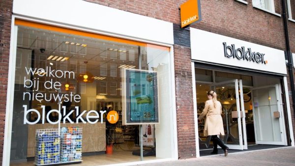 1. Blokker-merken in de uitverkoop De tegenslagen in de winkelstraat zijn nog niet voorbij. Blokker Holding liet gisteren weten alle winkelketens behalve Blokker te verkopen. Dat zijn Marskramer, Leen Bakker, Bart Smit, Maxi Toys, Intertoys en Big Bazar. Het aantal fillialen van winkelketen Blokker wordt teruggebracht van 553 naar 453, daardoor alleen al komen bijna 2.000 mensen op straat te staan. De fillialen van Blokker die sluiten zouden ‘structureel verliesgevend zijn’. Voor de mensen die hun baan verliezen is er een plan gemaakt met de vakbond. Er zullen nog meer mensen op straat komen te staan bij de verkoop van de overige winkels, al is de bedoeling om deze intact te verkopen. 2. Klap voor internationale betrekkingen na gesprek Trump en Russen Het Trump-dossier kent maar geen einde: nu blijkt dat de Amerikaanse president Donald Trump tóch geheime informatie heeft gedeeld met de Russische minister van Buitenlandse Zaken, Sergej Lavrov. Maandag berichtte de Washington Post hierover, en ontkende het Witte Huis in alle toonaarden. Trump stuurde een tweet de wereld in waarbij hij aangaf dat hij inderdaad geheime informatie gedeeld had, waarna een mediacircus losbarstte. Laatste nieuws: die geheime informatie over een aanslag van IS via laptops in vliegtuigen komt (deels) uit Israel. Hoewel Trump zich niet aan geheimhouding hoeft te houden, kan dit de politieke betrekkingen wereldwijd op spanning zetten. Dat meldt de Amerikaanse krant The New York Times. 3. Facebook gebruikt gevoelige data gebruikers zonder toestemming Facebook is flink op de vinges getikt voor de Autoriteit Persoonsgegevens (AP) na uitvoerig onderzoek over dataverzameling. Dat meldt het FD. Blijkbaar verzamelt Facebook data in Nederland van gebruikers die in overtreding is met onze privacywetgeving. Facebook informeert zijn gebruikers onvoldoende over wat er met hun informatie gebeurt. Daarnaast wordt gevoelige informatie gebruikt zonder toestemming. Zo kregen vele mannen de laatste tijd advertenties, specifiek gericht op hun seksuele geaardheid. Facebook heeft al een voorwaardelijke dwangsom gekregen van 750.000 euro, vanwege het niet verstrekken van bepaalde informatie lopende het onderzoek. Nu hangt het techbedrijf een veel grotere boete boven het hoofd. 4. Meer vrouwelijke piloten bij easyJet Nadat easyJet gisteren negatieve halfjaarcijfers presenteerde, maakte de luchtvaartmaatschappij bekend dat ze vanaf juni 450 nieuwe piloten gaan werven. Doel is om meer vrouwelijke piloten aan te nemen, zodat over drie jaar 20 procent van de piloten in opleiding vrouw is. easyJet draaide in dat eerste halfjaar, dat tot eind maart loopt, 249 miljoen euro verlies. Vorig jaar was dit verlies aanzienlijke minder. De luchtvaartmaatschappij schrijft het toe aan fikse concurrentie en de zwakke koers van de Britse pond. Ze verwacht het volgende halfjaar een beter resultaat te boeken. 5. Manager van de dag: Henry Keizer (VVD) Niet alleen Mark Rutte heeft het zwaar in de vergaderkamer, ook zijn partijvoorzitter Henry Keizer heeft wat te verduren. Financieel specialist Pieter Lakeman heeft namelijk aangifte gedaan tegen Keizer vanwege oplichting. Dat melden verschillende media. Keizer is GDA en bestuursvoorzitter van uitvaartbedrijf De Facultatieve. Toen hij het bedrijf kocht van de Koninklijke Vereniging voor Facultatieve Crematie in 2012. Omdat hij destijds ook adviseur was van die vereniging, kon hij de prijs met miljoenen euro’s naar beneden drijven. Daarvoor zou hij misleidende informatie hebben gebruikt en ook informatie hebben achtergehouden. De VVD is een integriteitsonderzoek gestart en Keizer heeft zijn functie lopende het onderzoek neergelegd. 6. Tweet van de dag: CNN boos op Trump CNN en andere Amerikaanse media mochten van Trump-adviseurs niet berichten over specifieke details van informatievergadering rondom de IS-laptops. Nu blijkt dat Trump deze informatie wel deelde met de Russen. CNN mag deze details nog steeds niet prijsgeven, maar laten toch even weten hoe het nou precies zit: https://twitter.com/TheLeadCNN/status/864574596128886784 7. Koffieautomaat: Instagram aapt Snapchat succesvol na Instagram gaf vorig jaar toe dat ze de ‘stories’-functie van Snapchat hadden afgekeken. Dat is een functie waarbij gebruikers video’s en foto’s kunnen delen met al hun volgers. Nu komt Instagram met een volgende Snapchatachtige functie, namelijk gezichtsfilters plaatsen. Daarmee kunnen gebruikers een filter over hun gezicht plaatsen, populair hierbij zijn de bloemenkrans en het konijn. Daarnaast neemt Instagram een videofunctie over, waarbij video’s achterstevoren worden afgespeeld. De copycat lijkt te werken, want zowel het aantal dagelijkse bezoekers is gestegen (200 miljoen) als het totale aantal (700 miljoen). Nu.nl maakte er een video bij. Nieuws inhalen? Lees de 7 van gisteren Elke dag deze nieuwsupdate ontvangen? Schrijf je in voor de nieuwsbrief, met dagelijks de 7 van MT, plus artikelen als analyses, expertblogs en columns. aanmelden nieuwsbrief