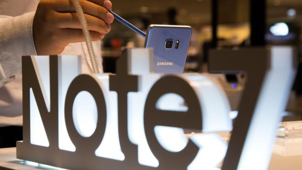 De zaken lijken er slecht voor te staan bij Samsung. In een paar weken tijd werd niet alleen het vlaggenschip Galaxy Note 7 meer dan 3 miljoen keer teruggeroepen, maar werd ook de gehele productie van de smartphone stopgezet. De schade die het bedrijf door deze terugroepactie oploopt wordt geschat op zo’n 6 miljard dollar (5,5 miljard euro). Grotere zorgen zijn er echter voor het imago van het Zuid-Koreaanse bedrijf: wie durft het volgende model van de elektronicaconcern aan te schaffen? De waarde van het bedrijf wordt door Branding Consultancy bureau Interbrand geschat op 51,8 miljard dollar (meer dan 47 miljard euro). Veel Amerikaanse voorspellers op het gebied van tech zien de toekomst van Samsung niet al te rooskleurig in en waarschuwen voor concurrenten die in echt gat zullen springen dat Samsung met deze actie achterlaat. Een analist durfde zelfs te beweren dat Apple 5 tot 7 miljoen extra klanten zal krijgen door deze terugroepactie. Hoeveel zorgen moet Samsung zich maken? Volgens HBR niet zoveel als de doemdenkers hierboven ons graag laten geloven. Drie redenen waarom het bedrijf zonder al teveel schade deze crisis gaat overleven: Trouw klantenbestand isoleert het merk We hebben dit soort terugroepacties eerder gezien bij grote merken. In 2009 en 2010 riep Toyota meer dan acht miljoen voertuigen terug nadat verschillende defecten leiden tot serieuze ongelukken. Experts voorspelden de meest verschrikkelijke imagoschade, maar toen Toyota-rijders in 2010 in een onderzoek gevraagd werd naar hun mening over het merk, kwam een ander beeld naar voren. Het overgrote deel van de eigenaren was heel erg tevreden met hun voertuig. Ondanks de terugroepactie gaf de meerderheid aan wederom een Toyota aan te schaffen in de toekomst en werd het merk bestempeld als een van de meest betrouwbare. Hetzelfde zal naar alle waarschijnlijkheid gelden voor Samsung. In het tweede kwartaal van 2016 werden meer dan 78 miljoen smartphones verkocht. In het derde kwartaal, waarvan de cijfers eerder vandaag bekend werden, daalde dit aantal naar 72,5 miljard, 14 procent minder dan voorheen. Dit was uiteraard te voorzien na deze terugroepactie, maar zal weinig langdurige gevolgen hebben. Als gekeken wordt naar alle elektronische apparaten die Samsung verkoopt, kent het merk een fanschare van meer dan een miljard mensen. Dat deze sterk is, bleek onder andere tijdens de terugroepactie. Toen consumenten mochten kiezen tussen het terugkrijgen van hun geld en een nieuwe Note 7, 90 procent van de consumenten koos voor een nieuw toestel. Er zijn zelfs consumenten die zo trouw zijn dat ze hun Galaxy Note 7 blijven gebruiken, ondanks dat ze bewust van het ontbrandingsgevaar. Gezien de tevredenheid over de rest van de Note-lijn, zal dit fiasco geen dramatische schade aan het bedrijf berokkenen. Nationale trots kan een merk redden Het tweede argument gaat over Samsung als trots van Zuid-Korea. Zuid-Koreanen zijn erg trots op het merk en blijven dus ook trouw. Eerdere onderzoeken en casus laten zien dat merken die diep geworteld zijn in een nationaal erfgoed beter in staat zijn dit soort debacles van zich af te schudden. De voornaamste reden hiervoor is dat lokale consumenten meer vergevingsgezind zijn dan hun buitenlandse equivalenten, maar op deze manier de markt wel dusdanig beïnvloeden. Een andere casus die dit laat zien is het Volkswagen schandaal. Minder dan twee maanden nadat het schandaal uitkwam waarbij gesjoemeld werd met software om de auto’s milieuvriendelijker uit de bus te laten komen, waren Duitse consumenten alweer bereid om te kijken naar verdere ontwikkelingen van het bedrijf. In een nationaal onderzoek gaf 65 procent van de Duitsers te kennen dat zij nog steeds geloofde dat Volkswagen geweldige auto’s bouwde en dat het schandaal zwaar overdreven was. Minder dan een jaar later was het bedrijf alweer winstgevend. Het Texaanse bedrijf Blue Bell Creameries maakte het nog bonter: in zestien maanden riep het bedrijf drie keer hun ijs terug vanwege listeria. Texaanse consumenten bleven echter trouwe consumenten, waarbij sommigen zelfs bereid waren om risico’s voor hun gezond te lopen. Een consument zei tegen een televisiezender uit Houston: “Ik ken de verschillende symptomen van Listeria. Ik hoop dat ik het gewoon niet krijg, maar dat is een kwestie van het lot.” De crisis is beperkt tot een enkel Samsung product De derde factor die dit schandaal redelijk goedaardig maakt is dat het tot één product beperkt is gebleven. Ondanks dat de bron van het probleem nog onbekend is, is de oververhitting nog niet bij andere smartphones of andere apparaten opgetreden van het Zuid-Koreaanse merk. Hiermee is direct de belangrijkste voorwaarde benoemd voor deze positieve voorspelling. Als het Galaxy Note 7 fiasco beperkt blijft tot dit product, is het mogelijk dat de schade beperkt blijft. Als de Note 8, die volgend jaar gelanceerd wordt, dergelijke mankementen wederom vertoont, zal de schade onherroepelijk zijn. Samsung lijkt er nu nog niet echt mee bezig. Voorlopig kijkt het bedrijf enkel vooruit: het enige wat ze nu kunnen doen.