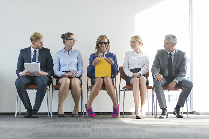 Iemand overtuigen van jouw competenties is praktisch waar een sollicitatiegesprek om gaat. Maar waar zijn managers meer van onder de indruk: natuurlijke of aangeleerde talenten? Maakt het meer indruk om je jarenlange ervaring op tafel te leggen of kun je beter eigenschappen benoemen die je vanaf het allereerste moment bezit? Aan allebei de antwoorden zit een positieve en een negatieve kant, maar onderzoek geeft definitief uitsluitsel. Volgens Chia-Hung Tsay, professor aan de University College London, winnen natuurlijke talenten het van ervaring tijdens een sollicitatiegesprek. Charles Een serie onderzoeken toont aan dat managers een positief vooroordeel hebben over mensen van wie zij geloven dat ze een natuurtalent zijn. Dit in tegenstelling tot wat de sollicitanten verwachten: een manager zou volgens hun verwachting de voorkeur geven aan een harde werker. In het eerste deel van de studie kregen de deelnemers informatie over een sollicitant genaamd Charles. De helft van de deelnemers las informatie waaruit bleek dat Charles een natuurlijke leider was. De rest van de deelnemers kreeg te lezen dat Charles een streber was die leider werd na het opbouwen van jarenlange connecties. Nadat alle deelnemers naar dezelfde business pitch hadden geluisterd, werden zij gevraagd hoe hoe waarschijnlijk ze zijn kans van slagen achtte en of ze hem zouden aannemen. De deelnemers die geïnformeerd waren over zijn geboren leiderschap gaven hem meer kans. Leiderschap In een ander onderzoek kregen de deelnemers vijf duo’s van kandidaten te zien. Zij verschilden op het gebied van management vaardigheden, leiderschapservaring, IQ, eerder opgehaald bedrijfskapitaal en de tegenstelling tussen honger om te groeien of een ‘natural’ in hun gebied. Toen deelnemende managers hun voorkeur uit mochten spreken voor een persoon gaf 60 procent aan liever een natuurtalent dan een streber in zijn team te willen. Zelfs toen bleek dat natuurtalenten meer zouden kosten vanwege een gebrek aan ervaring, gaf datzelfde percentage aan bij hun keuze te blijven. Bij het vergelijken van de onderzoeksresultaten werd ontdekt dat deelnemers bereid waren om 4 jaar ervaring aan leiderschap, 8 procent in management skills, 30 punten op het IQ en meer dan 30.000 dollar aan verkregen investeringen op te geven voor iemand met geboren talent. Opvallend was het aantal jaar werkervaring van de manager: hoe meer deze had gewerkt in zijn functie, des te meer was hij geneigd naar het natuurtalent. Toepassen Ondanks dat mensen met meer ervaring over het algemeen een betere baan krijgen, zijn managers meer geneigd een getalenteerd individu aan te nemen. Als je dus geen jaren aan ervaring hebt, betekent dat niet dat je geen kans meer maakt op de baan. Voor het volgende sollicitatiegesprek is het dus van belang dat je laat zien wat je natuurlijke talenten zijn. Het kan logisch lijken deze eigenschappen niet te noemen, omdat veel dingen voelen alsof je ze per toeval hebt verkregen. Toch is het waard ze aan te dragen: voor managers zeggen deze eigenschappen andere dingen over jou.