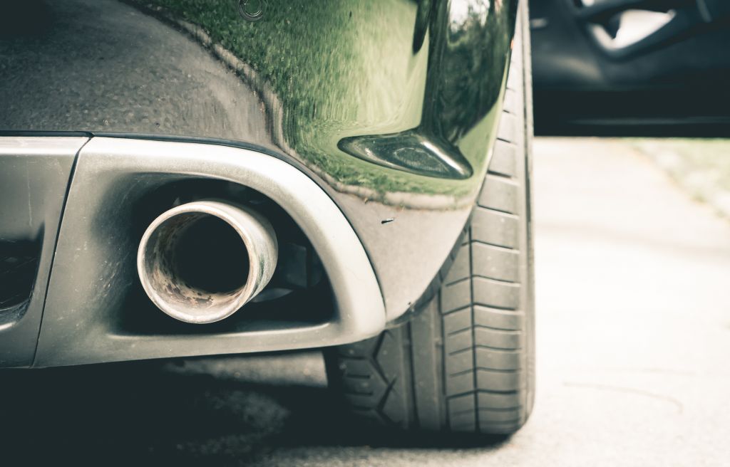 1. Na Volkswagen, nu Renault in de beklaagdenbank Renault wordt in eigen land aangeklaagd voor het manipuleren van de uitstoot van Dieselauto's. Dat meldt Reuters woensdag. Net als bij Volkswagen zou het gaan om sjoemelsoftware die ervoor zorgde dat de uitstoot van bepaalde stoffen, zoals stikstof, lager was tijdens testomstandigheden dan in een normale situatie. Renault claimt dat het met de software geen wet heeft overtreden. 2. Dipje Duitse Industrie Slecht nieuws voor veel Nederlandse transport- en maakbedrijven. De Duitse industriële groei is onverwacht hard gedaald in september. De industriële productie in september daalde met 1,8 procent op maandbasis, nadat die in augustus nog sterk was toegenomen. Grote vraag is of het een tijdelijk dipje zal zijn, of dat er echt een trend is ingezet. 3. GM ontslaat 2000 werknemers in Amerikaanse autofabrieken General Motors zet begin 2017 2000 mensen op straat werkzaam in fabrieken in Ohio en Michigan. GM kampt met dalende verkoopcijfers voor Amerikaanse begrippen relatief kleine modellen als de Chevrolet Cruze. Het lijkt een teken dat de automarkt in de VS aan het afkoelen is. 4. Carlos Slim flink armer door winst Trump De winst van de ene miljardair, Donald Trump (3 miljard dollar volgens Bloomberg) gaat ten koste van een andere. Carlos Slim, de rijkste man van Mexico en een van de rijkste mensen ter wereld, zag zijn vermogen met dik 5 miljard dollar dalen toen hij woensdagochtend wakker werd, meldt Bloomberg. Door de verkiezing van Trump tot president van de Verenigde Staten daalde de Mexicaanse peso fors in waarde, en daarmee ook het vermogen van Slim. Overigens heeft Slim nog altijd meer dan 50 miljard dollar en is hij daarmee fors rijker dan Trump die zelf zegt over ruim 10 miljard dollar te beschikken. 5. Manager van de dag: Guido van Nispen (ANP) Guido van Nispen vertrekt waarschijnlijk als topman van het Algemeen Nederlands Persbureau. Van Nispen zou de wacht zijn aangezegd door de raad van commissarissen die onder leiding staat van oud-ABN Amro topman Rijkman Groenink. Van Nispen krijgt volgens bronnen 150.000 euro mee, zo meldt RTLZ. Hoewel het ANP vooral bekend is vanwege haar functie als persbureau, levert het tegenwoordig ook informatie aan bedrijven, een soort geavanceerde digitale knipselkrant op maat. Het ANP is in handen van V-Ventures, een investeringmaatschappij van Vereniging Veronica. 6. Tweet van de dag: Grootste verliezers: opiniepeilers 7. Koffieautomaat: Trump, slecht nieuws voor wapenfabrikanten Je zou denken dat de overwinning van Trump goed nieuws is voor wapenfabrikanten, maar het tegendeel is waar. De koers van Smith & Wesson, bekend van de revolver, nam een forse duik woensdag. Wat is het geval? Na de verkiezing van Obama in 2008 en 2012 stegen de wapenverkopen enorm, omdat mensen wapens gingen hamsteren uit vrees voor strengere wapenwetten. Met een Republikein in het Witte Huis is dat risico veel kleiner en dus zakken de verkopen waarschijnlijk iets in. Nieuws inhalen? Lees de 7 van gisteren Elke dag deze nieuwsupdate ontvangen? Schrijf je in voor de nieuwsbrief, met dagelijks de 7 van MT, plus artikelen als analyses, expertblogs en columns. aanmelden nieuwsbrief