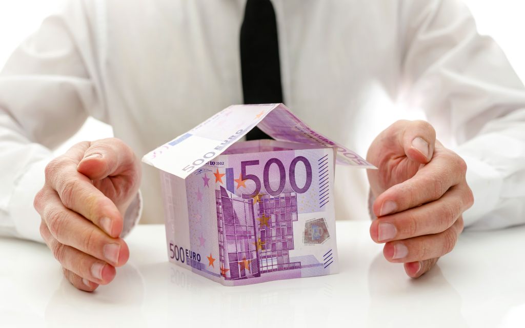 Je spaargeld levert bij de bank niks op. Waarom zou je het dan niet in huizen stoppen? Huizenbezitters zijn trouwe betalers van hun hypotheekrente. Die paar procent die ze elke maand overboeken, het is misschien niet veel, maar toch een ander verhaal dan de miezerige spaarrente van de banken. Deze zomer bemachtigde ‘crowdfundhypotheekverstrekker’ Jungo een AFM-vergunning, en die wil het dit jaar nog gaan gebruiken. Particulieren kunnen binnenkort in hypotheken inleggen en daarop tot 3,5 procent rente vangen. Geen spaardeposito dat daar tegenwoordig nog tegenop kan. Disruptieve uitdagers Jungo is de nieuwste en potentieel meest disruptieve uitdager op de hypotheekmarkt. Ooit was die markt een baken van rust en risicovrij verdiende rendementen, maar inmiddels is het een woelwater geworden, met gevaarlijke onderstromen voor banken en hypotheekadviseurs. De toevloed van nieuwkomers springt daarbij het meest in het oog. De hippe huizenkoper heeft geen Rabo-hypotheek meer, maar financiert zijn huis bij Munt, Tulp, Venn of bijBouwe. Een lening die je bovendien zelf kunt afsluiten, bij Hypotheek24. Een volgende lichting start-ups, onder wie dus Jungo, wordt nog dit jaar op de markt verwacht. De extreem lage rente en de gunstige Nederlandse marktsituatie zijn belangrijke verklaringen voor de toevloed. In zekere zin is er ook sprake van een inhaalslag. Tijdens de crisis lag de markt op zijn gat. De hypotheekomzet, in 2007 nog goed voor 115 miljard euro, was in 2013 nog maar 37 miljard. Maar in 2015 groeide de markt weer, met 28 procent, tot 62 miljard euro. Ook de eerste twee kwartalen van 2016 waren uiterst goed, met een groei van boven de 20 procent. Tijdens de crisis waren de hypotheekverstrekkers druk met de afdeling bijzonder beheer, de wanbetalers. Voor innovatie was geen ruimte. Dat is nu wel anders. Snel in bedrijf Met de lage rente meldde zich bovendien een nieuwe groep kapitaalverstrekkers op de markt. Traditiegetrouw kwam de hypotheekfinanciering van de balans van de banken zelf. Maar nu staatsobligaties vrijwel niets meer opbrengen, zoeken ook veel institutionele beleggers een alternatief. Hypotheken passen daar uitstekend bij – en dan vooral in Nederland, waar de betalingsmoraal hoog is. Een pakket hypotheekcontracten levert al snel 1,5 tot 2 procent meer op dan een staatsobligatie, tegen weinig extra risico. Veel van de start-ups op de hypotheekmarkt zijn ontstaan als instrument waarmee beleggers (zoals pensioenfondsen en buitenlandse investeerders) hun geld willen wegzetten. De Nederlandse infrastructuur is gunstig voor hen, zegt Matthijs Mons, partner bij adviesbureau Yellowtail. ‘Er zijn veel partijen op de markt die beleggers kunnen helpen.’ Het grote aantal hypotheekadvieurs in Nederland staat bovendien te springen om nieuwe aanbieders, zegt hij. ‘Daarmee wordt de keuzemogelijkheid voor de klant groter en kan de intermediair zijn onafhankelijkheid naar de klant toe onderstrepen.’ Zelf een distributienetwerk opzetten als nieuwkomer is dus nauwelijks nodig. Daarnaast kent Nederland enkele grote serviceproviders (zoals Stater en Quion), die een belangrijk deel van de administratieve afhandeling, zoals het offerteproces en beheer, uit handen kunnen nemen. Ook dat hoeven de nieuwkomers dus niet meer zelf te doen. De investeringen om in Nederland de markt op te gaan, kunnen daarmee beperkt blijven. ‘Vaak kun je in 3 tot 5 maanden in bedrijf zijn’, zegt Mons. Je hypotheek in 8 minuten De toestroom van vers kapitaal is niet het enige dat de markt op zijn kop zet. Ook de technologische innovatie helpt mee. Terwijl we razendsnel online kopen, afrekenen en bankieren, is de hypotheekaanvraag nog steeds een stroperig proces, met verschillende adviesgesprekken, dat makkelijk weken in beslag neemt. Dat kan beter, vonden sommige ondernemers. ‘Veel klanten willen meer keuzevrijheid’, zegt Bouwe Kuik, oprichter van bijBouwe. Deze sinds eind 2015 actieve hypotheekaanbieder handelt het hele proces online af. De klant kan ervoor kiezen het helemaal zelf te doen. ‘Een hypotheek afsluiten kan sneller en goedkoper. De klant wil duidelijkheid. Met technologie kan dat ook.’ Waar het misschien naartoe gaat is al in de VS te zien: daar is Rocket Mortgages actief, waar online hypotheken in 8 minuten te regelen zijn. In Nederland kan zo’n ‘robothypotheek’ voorlopig nog niet. De huizenkoper moet hier nog loonstrookjes en belastingaangiftes laten zien, die handmatig worden beoordeeld. Maar partijen in de sector werken nauw samen om deze documenten in één app te krijgen. Dat maakt de deskundig adviseur overigens nog niet overbodig, zo is de consensus in de sector. ‘Maar daarbij moet je dan meer denken aan iemand die meedenkt met de klant en enkele cruciale vragen stelt’, zegt Joppe Smit, strategisch consultant bij adviesbureau IG&H. ‘Hulp bij zelfbediening, zeg maar.’ De hele klantreis De hypotheekmarkt biedt nieuwe aanbieders kansen op verschillende momenten in de ‘klantreis’. Met data kunnen ze bijvoorbeeld patronen in de levensloop van de klant signaleren, waarop de hypotheekverstrekker proactief kan inspelen. Smit: ‘Partijen die dit goed beheersen, kunnen daaruit veel nieuwe business halen. Ze kunnen klanten wegkapen voor de neus van bestaande partijen die langzamer zijn.’ Het marktaandeel van de grootbanken op de hypotheekmarkt is de afgelopen jaren al tot onder de 50 procent gedaald. Om verdere afkalving te voorkomen, moeten ze mee in de verbeterde dienstverlening met snellere beoordelingen en doe-het-zelf-hypotheken. ABN Amro biedt daarom als eerste grootbank nu ook ‘execution only’ online hypotheken. Grootbanken ‘De grootbanken zitten in een lastige situatie’, zegt Matthijs Mons van Yellowtail. In het verleden hebben ze enorme hypotheekportefeuilles opgebouwd. Die van de Rabobank spant de kroon: zo’n 200 miljard (!) euro. Maar met hun tarieven moeten de banken opboksen tegen de nieuwkomers, die te maken hebben met veel minder hoge kapitaalseisen. Die kapitaalseisen zijn een heikel punt. Een nieuw pakket internationale eisen is in de maak (‘Basel IV’ genoemd). Daarin komt mogelijk de eis dat de Nederlandse banken grote kapitaalbuffers voor hun hypotheekportefeuilles hebben. De bankenlobby werkt op hoge toeren om dat te voorkomen. De uitkomst? Onzeker. De grootbanken kunnen de hypotheken niet missen, denkt Matthijs Mons. Het is nog steeds een zeer lucratieve markt, zegt hij. De aan de klant berekende rente mag dan gedaald zijn, de rente die de banken zélf betalen is nog veel lager. ‘Bovendien: waar ga je als bank dan je geld mee verdienen? Niet met spaargeld, en ook niet met betalingsverkeer.’ Dág, middle man Met hun omvang hebben de grootbanken nog voldoende slagkracht om mee te gaan in de digitalisering, om nieuwe concurrenten en hun slimme apps het hoofd te bieden. Anders is het voor de grote aantallen hypotheekadviseurs. De opkomst van fintech kan bij hen écht disruptieve gevolgen hebben. Momenteel betaal je bij een hypotheekaanvraag al snel 2.500 euro aan advieskosten. BijBouwe heeft tarieven vanaf 595 euro. Internet drives out the middle man. Joppe Smit (IG&H): ‘Hypotheekadvies wordt een stuk minder arbeidsintensief. De werkgelegenheid in de markt zal aanzienlijk verminderen.’