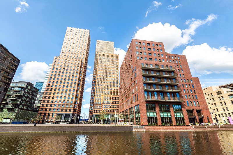Ondanks dat het kabinet beweert zich in te zetten tegen belastingdeals, werden in Nederland in 2015 toch nog bijna 250 deals gesloten met bedrijven. Nederland staat al jaren bekend om haar gunstige fiscale klimaat. Bedrijven als Starbucks, maar ook bands als The Rolling Stones vestigen hier vanwege de afspraken die te maken zijn over de hoogte van de belasting. Nadat de Europese Commissie Nederland afgelopen jaar op de vingers tikte, zegt het kabinet belastingdeals met grote internationale bedrijven te bestrijden. Maar klopt dat wel? Nee, zo bewees een internationaal onderzoek van Eurodad naar belastingdeals in Europa: het aantal deals van 2013 tot 2015 met 160 procent. Nederland had geen koploper positie bij het bestrijden. Sterker nog: Nederland staat in de top drie van landen die de meeste afspraken maakt met bedrijven. Onderzoeksstichting SOMO was samen met Tax Justice NL verantwoordelijk voor het Nederlandse hoofdstuk. Onderzoeker Jasper van Teeffelen is niet verbaasd over de uitkomst van het onderzoek. ‘Dit is de bittere realiteit. Nederland zegt van alles te willen doen, maar voorstellen die in de Europese Commissie worden gedaan worden afgezwakt of zelfs tegengewerkt.’ Van Teeffelen noemt als voorbeeld voorstellen over de royalty’s, die in Nederland gunstig zijn in vergelijking met de rest van Europa. ‘Er zijn veel multinationals die hierdoor voor Nederland kiezen. Europese wetgeving die ervoor moet zorgen dat die tarieven omhoog gaan, wordt simpelweg weggestemd door Nederland.’ Concurrentie De enige landen die het nog slechter doen dan Nederland zijn België en Luxemburg. Waar het aantal deals van Nederland redelijk stabiel blijft op 236, vervijfvoudigde het aantal deals in Luxemburg: van 119 in 2013 tot 519 in 2015. In België was het nog meer: van 10 deals in 2013 naar 411 in 2015. Het is niet zo dat Nederland helemaal niets doet, zo stelt Van Teeffelen. ‘Maar de meeste dingen gebeuren vanuit Europees verband. Nederland wil vooral niet voorop lopen met dit soort regels, omdat de concurrentiepositie op die manier onder druk komt te staan.’ De meeste landen lijken daar hetzelfde over te denken, want geen enkel land springt er positief bovenuit in de strijd tegen deze deals. ‘Iedereen probeert zijn eigen hachje te redden en hun economische belangen te beschermen.’ Afspraken Wie zich in Nederland wil vestigen, kan met de Belastingdienst van tevoren afspraken maken over de hoeveelheid belasting die betaald gaat worden. Van Teeffelen: ‘Dat is voor bedrijven erg aantrekkelijk, omdat het meestal gaat over lage percentages en ze op die manier zeker weten dat ze weinig belasting hoeven te betalen.’ Wat de percentages precies zijn, weet niemand: de deals zijn geheim. ‘Het is niet zo dat deze afspraken illegaal zijn, maar moreel en ethisch is het niet verantwoord.’ Het steekt Van Teeffelen vooral dat het geld dat ermee verdiend wordt regelrecht weer geïnvesteerd wordt in het Nederlandse bedrijfsleven. ‘Nederland houdt vol dat het veel geld oplevert, maar in plaats van dat te investeren in onderwijs of de zorg wordt het weer in het bedrijfsleven geïnvesteerd door bijvoorbeeld de vennootschapsbelasting te verlagen. Op die manier profiteert een heel select gezelschap.’