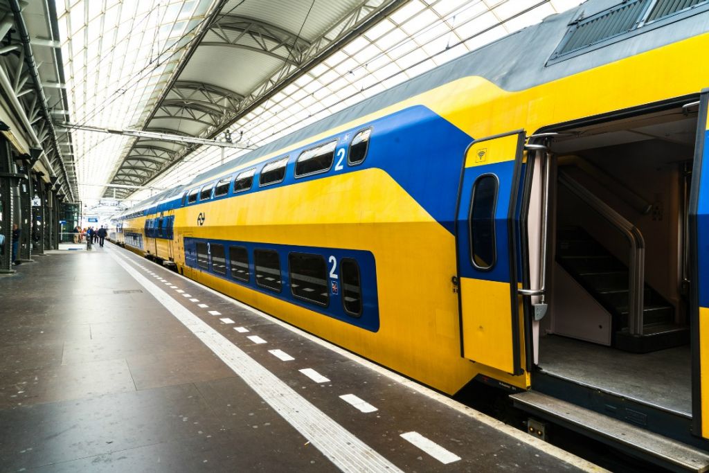 Iedere werkgever probeert zijn personeel tevreden te houden, maar wat vinden zij nou écht belangrijk? De Amerikaanse vacaturewebsite Glassdoor, die ook actief is in Europa, ondervraagt ieder jaar medewerkers anoniem over hun baan, werkcultuur en werkgever. Opvallend is dat de sectoren sterk van elkaar afwijken - van supermarkten tot telecombedrijven en van webwinkels tot luchtvaartmaatschappijen -, maar dat in veel sectoren dezelfde positieve punten terugkomen: een goed salaris, goed contact met het management en de mogelijkheid tot persoonlijke ontwikkeling. In 2016 waren Nederlandse medewerkers het meest positief over Vodafone. 'Goede arbeidsvoorwaarden en veel ruimte voor persoonlijke ontwikkeling. Ik ga altijd met plezier naar m'n werk,' schrijft een sales advisor van het bedrijf. Ook bij de Nederlandse Spoorwegen en Sligro, respectievelijk nummer twee en drie, worden die goede arbeidsvoorwaarden geroemd. 'Sterke cultuur van samenwerken en ondernemerschap in plaats van bureaucratische werkwijzen en hijgerige budgetterreur,' schrijft een HR directeur over de sfeer binnen Sligro. Wereldwijd Ook wereldwijd wordt het onderzoek uitgevoerd. Daar voert consultancybureau Bain & Company de lijst aan, overigens voor de derde keer. Vorig jaar won Airbnb, die zijn dit jaar niet meer terug te vinden in de top tien. Bain & Company wordt geroemd om het motiveren van medewerkers om nieuwsgierig te blijven en om de beloningen die het bedrijf hier zowel financieel als emotioneel aan verbindt. De top drie wordt verder gevuld door Facebook op de tweede plek, gevolgd door Boston Consulting Group. Glassdoor organiseert de wedstrijd ieder jaar, zodat mensen die op zoek zijn naar een baan van medewerkers kunnen horen hoe het eraan toe gaat binnen bedrijven.