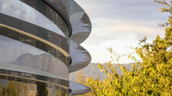 Een nieuw kantoor van 5 miljard dollar. Voor de meeste ondernemingen is zoiets een droom, maar Apple maakt het waar. Het nieuwe, gigantische kantoor van het tech-bedrijf komt er dan eindelijk in april, zo maakte het bedrijf onlangs bekend. Oprichter Steve Jobs kondigde het in 2011 nog aan als ‘het beste kantoor in de wereld’. Hoe ziet zoiets eruit?