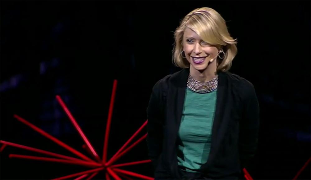 Sociaal psycholoog Amy Cuddy toont hoe 'krachtposes', een houding van zelfvertrouwen, zelfs wanneer wij ons onzeker voelen de testosteron- en cortisolniveau's in de hersenen kan beïnvloeden, en misschien zelfs een impact hebben op onze kans op succes.