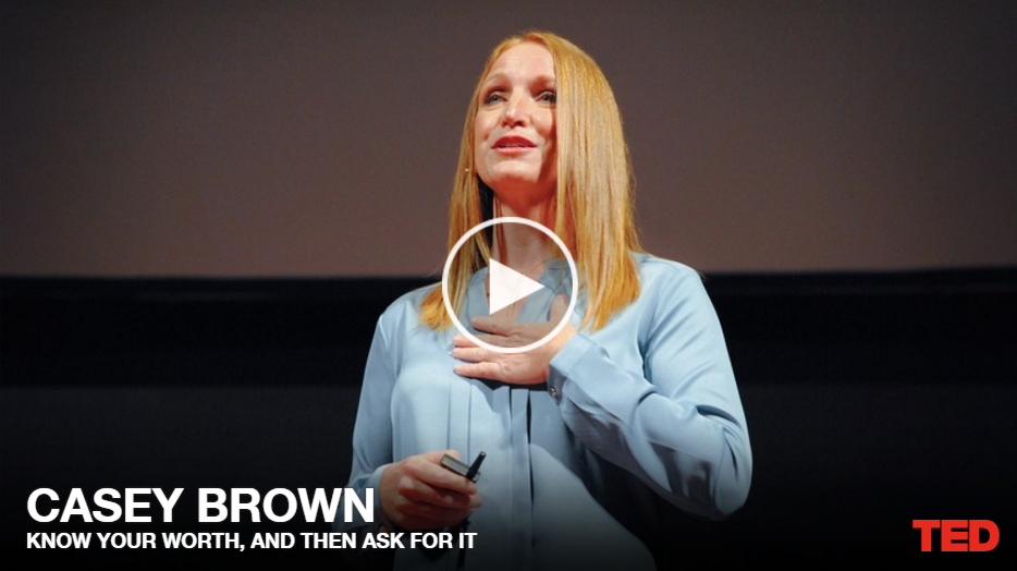Casey Brown is 'pricing'-consultant. Zij helpt andere bedrijven hun organisatie op waarde te schatten. Toch maakte ook zij de fout om zichzelf te onderwaarderen. Zoals velen anderen vrouwen, blijkt uit onderzoek. Een van de factoren die bijdraagt aan de gender-gap. Casey Brown houdt daarom een pleidooi voor het op waarde schatten van je bedrijf. Niet 'opscheppen', maar 'je waarde duidelijk communiceren'. Doe je dat niet, dan zul je altijd te weinig betaald krijgen. 'Mensen betalen je alleen wat ze denken dat je waard bent, niet wat je echt waard bent. Het is dus aan jou om duidelijk te maken hoeveel je waard bent.' Hoe je dat doet, legt Casey Brown uit in deze Ted-talk.