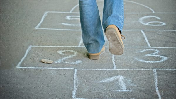 Goedemorgen Bob, Ik ben zeer nieuwsgierig: hoe was het Balanced Leadership Workshop Weekend? Saskia de Boer Chief HRM Saskia, Nou, waar zal ik eens beginnen? Op vrijdagavond kwamen we aan, en niet, zoals verwacht, in een net hotel, maar in iets wat leek op een barak. We kregen met z’n achten een zaaltje toegewezen met van die armoedige stalen bedden. Dat was wel een tegenvaller. Het eten was eveneens een tegenvaller: bruinebonensoep – met wel heel veel bruine bonen, zodat het later op dat zaaltje... nou ja, laat ik dat gedeelte maar overslaan. Op zaterdagochtend stonden we in een gymzaal en moesten we om te beginnen op één been naar de andere kant hinkelen terwijl je het andere been vasthield. Moeilijk hoor, vooral voor een directeur van begin zestig. Die viel om. Hij moest verder en wij kregen de opdracht hem aan te moedigen. Dus wij schreeuwen: ‘Kom op, Frank!’ Het was echt pathetisch om te zien. Maar Frank haalde het. Halfdood en met tranen in de ogen, maar hij haalde het. Let wel: dit is een gerespecteerd man die leiding geeft aan zo’n 800 medewerkers. Bob Bob, Djezus zeg. Maar waar was dat eigenlijk voor nodig, dat hinkelen? Saskia de Boer Chief HRM Saskia, Zo moesten we, zei de cursusleider, onze balans zien te vinden. Dat gold weer niet voor het volgende onderdeel, want dat heette: Uit Balans. We moesten op zo’n judomat elkaar uit balans brengen. Waarom? Geen idee eigenlijk. En wie was mijn tegenstander? Jawel: Frank. Ik dacht: dit wordt een makkie. Nou, dat viel tegen, die vent was echt een massief blok. Pas toen ik hem op zijn oog stompte, viel hij eindelijk om. We waren toen al doodop. Bob Bob, Djezus nog aan toe. En werd er ook uitgelegd waar dat allemaal voor nodig was? Saskia de Boer Chief HRM Saskia, Nou, die cursusleider stond voortdurend te schreeuwen: ‘Zoek je balans!’ Maar daar bleef het bij. Toen was het lunchen, en jawel hoor: weer bruinebonensoep. Frank was inmiddels naar het ziekenhuis om naar zijn oog te laten kijken, waar ik me wel voor schaamde. We hebben Frank trouwens niet meer terugzien. Joost idem dito: die ging zogenaamd iets uit zijn auto halen, nou, even later scheurde hij van de parkeerplaats. Toen waren we nog maar met z’n zessen. ’s Middags moesten we door de bossen rennen, weer geen idee waarom. Toen we daar eindelijk mee mochten stoppen, was Floris verdwenen. Die cursusleider was woedend! ‘Gore lafbekken! Elk weekend weer!’ En zo ging het maar door, het ene onzinnige onderdeel na het andere, met als dieptepunt een half uur in stilte op een boomstam zitten in je onderbroek – en die cursusleider ons maar in de gaten houden. Ik heb een hoop nutteloze, totaal onzinnige en o zo bizarre managementworkshops gevolgd, maar deze sloeg echt alles. Hoe heb je die in godsnaam gevonden, Saskia? Bob Bob, Ja, excuses, duizendmaal excuses. En dat voor 3225 euro, exclusief maaltijden, dat ook nog. Maar dit stond er in de brochure: ‘Dit Balanced Leadership Workshop Weekend wordt voor u een once in a lifetime ervaring waar u nog vaak aan zult terugdenken.’ Saskia de Boer Chief HRM Saskia, Ik geef toe: geen woord aan gelogen. Bob