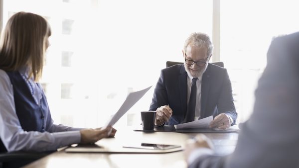 Van Marinus Aan Bob Onderwerp Ouderenbeleid Hoi Bob, Op je vraag hoe we ervoor staan, kan ik je meedelen dat we als Integrale Werkgroep Ouderenmanagement redelijk op schema zitten met onze eerste, verkennende oriëntatienotitie. Daarbij hebben wij dankbaar gebruik gemaakt van Tom Beljaerts, dé goeroe op het gebied van ouderenmanagement en schrijver van de bestseller ’Hoe je vijftigers weer aan het werk krijgt’. Wat Beljaerts kort samengevat stelt: elk bedrijf krijgt er de komende jaren hoe dan ook meer oudere werknemers bij, kwestie van demografie. Die oudere werknemers zijn doorgaans duur, zeker ten opzichte van hun teruglopende arbeidsproductiviteit. En wat doen wij, managers? Wij ontzien die oudere werknemers en zo, stelt Beljaerts, maken we er bedrijfsmatig alleen nog maar een groter probleem van. Vandaar zijn boodschap: stop ermee om die oudjes te ontzien! De zweep erover! Leg juist voor die werknemers de lat extra hoog! Het klinkt cru, Bob, zoals ik het nu zeg, maar in de woorden van Beljaerts: het is het beste voor iedereen. Voor managers, voor bedrijven, voor de economie en zeker ook voor de oudere werknemers zelf. Want die worden ineens weer behandeld als werknemers waar je wat aan hebt, waar je wat van verwacht, ja, waar zelfs toekomst in zit. Nou, aan de hand van dit denkraam zijn we dus met die notitie bezig. Marinus de Boer Voorzitter Integrale Werkgroep Ouderenmanagement Hoi Marinus, Ja, ik zie het punt wel van die Beljaerts (is dat diezelfde van het boek ’Hoe Jack Welch mijn leven veranderde’?) maar ik ben een beetje bang dat we voor de zoveelste keer blijven steken in denkramen en oriëntatienotities. Ik zou het erg op prijs stellen dat jullie ook concrete maatregelen op papier zetten en als het even kan ook quick wins. Bob Bob, Maar daar komen we ook mee. Want dat is ook het credo van Beljaerts: niet denken maar doen! Wij hebben een apart groepje geformeerd dat drie middagen heeft gebrainstormd en daar zijn concrete punten uit voortgekomen, inclusief die quick wins waar jij op zit te wachten. We moeten de punten nog nader uitwerken, en trouwens ook nog juridisch toetsen, maar hier al zovast een voorproefje: - Hou ze fit, die vijftigers. Zo mogen ze bijvoorbeeld niet langer de lift nemen en tussen de middag geen kroketten meer. - Overstelp ze met werk, geef ze ook op vrijdagmiddag een stapel werk mee naar huis, zodat ze in het weekend niet in de tuin gaan rondhangen. Zoals Beljaerts stelt: geef ze op geen énkele manier het idee dat ze het wat rustiger aan kunnen doen. Integendeel. - Maak duidelijk dat er anno 2017 in het bedrijfsleven geen verworven rechten meer bestaan, hoe oud je ook bent. Hebben ze na vele jaren een leuk plekje achterin bij het raam veroverd, lekker geïsoleerd van de rest? Zet ze terug middenin de kantoortuin! - Corrigeer meteen op harde wijze die werknemers die zinnen beginnen met ’Vroeger…’ of ’In mijn tijd…’ Je moet ze, zegt Beljaerts, als het ware afleren dat er een vroeger is geweest en aanleren dat er in een bedrijf maar een tijd is en dat is déze tijd. - Organiseer competities tussen oudere en jongere werknemers. Geef ze allemaal dezelfde opdracht en laat collega’s jureren wie die opdracht het best en het snelst heeft uitgevoerd. Zo breng je de vijftiger weer helemaal terug in de ratrace. Marinus de Boer Voorzitter Integrale Werkgroep Ouderenmanagement Marinus, Ja, dit geeft me wel een goed gevoel. Maar jullie moeten dit inderdaad juridisch goed checken, want als je vijftigers verbiedt kroketten te eten tussen de middag moet dat denk ik voor iedereen gelden. We moeten voorkomen dat het lijkt alsof we op basis van leeftijd discrimineren. Ook dat liftbeleid moeten we goed overwegen, want als je als 56-jarige op de begane grond werkt, heb je van zo’n maatregel geen last en dat is dan niet sportief ten opzichte van een 56-jarige die op onze zevende etage werkt. Wanneer is jullie oriëntatienotitie klaar? Bob Bob, Morgen! Ja, ik zie je denken: dit heb ik nog nooit meegemaakt. Maar ik heb Wim Hagenaars erop gezet, je weet wel, die 58-jarige op Marketing die al kreunt en zucht als-ie even naar de koffiehoek is geweest. Ik zei hem vanochtend: dit is de opdracht, Wim, je hebt precies een dag, en anders begin je morgen om half zeven als assistent in de postkamer. Bob, die Wim zit nu te tikken als een jonge hond! Marinus de Boer Voorzitter Integrale Werkgroep Ouderenmanagement