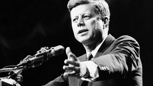 De leiderschapslessen van John F. Kennedy John F. Kennedy stond onder andere bekend om zijn charme en zijn buitengewoon goede skills als publieke spreker. Vandaag zou de 35ste president van de Verenigde Staten 100 jaar zijn geworden. Wat kunnen we van hem leren over leiderschap? Kennedy was de jongste president ooit en stond symbool voor de nieuwe generatie. Het was een geestige spreker die zichzelf goed wist te verwoorden en daarmee gemaakt leek voor het televisietijdperk. Hij zat pas drie jaar in het Witte Huis toen hij werd neergeschoten. Leren van fouten Zijn eerste jaar als president was een ramp, erkende hij zelf. Kennedy was iemand die zijn fouten durfde toe te geven en tijdens zijn presidentschap continu bleef leren. Op die manier behaalde hij een aantal buitengewone prestaties. Zijn bekendste succes boekte hij in de Cubacrisis. Kennedy wist een kernoorlog af te wenden en een vreedzame overeenkomst met de Sovjet Unie te sluiten. Inspireren Zijn vermogen om te inspireren was misschien wel Kennedy’s grootste kwaliteit. Met charismatisch leiderschap wist Kennedy het Amerikaanse volk op emotioneel en persoonlijk niveau te bereiken. Een leiderschapsstijl die door kenners ook wel transformationeel leiderschap wordt genoemd. ‘Change is the law of life. And those who look only of the past or present are certain miss the future’, zei Kennedy eens. ‘Een transformationeel leider is charismatisch, bezit overtuigingskracht, inspireert en heeft een uitdagende visie. Mensen wíllen zo’n leider volgen en zetten graag een stapje extra’, vertelde Janka Stoker, hoogleraar leiderschap, in een eerder interview met MT. ‘Het gaat vaak om een groter belang. Denk maar aan de beroemde speech van Kennedy: “Ask not what your country can do for you—ask what you can do for your country.“’ Externe expertise Kennedy was een idealist en geloofde in de waarde van goede ideeën en mensen. Hij omringde zichzelf graag met de knapste knoppen; ervaren en doortastende adviseurs die hij aanmoedigde om tegen hem in te gaan. Bij het maken van beslissingen vroeg Kennedy zijn teamleden altijd om hun individuele mening. Pas na het wegen van de verschillende adviezen, maakte hij een beslissing. Een open cultuur waarin iedereen zich vrij voelde een mening te verkondigen was voor Kennedy essentieel onderdeel van zijn leiderschap. Nee zeggen Wel wist Kennedy het advies en de aannames van zogenaamde experts uit te dagen. Tijdens de Berlijncrisis adviseerden twee analisten in het voeren van een ‘rationele kernoorlog’ tegen de Sovjet Unie. Ze vertelden Kennedy dat hij kon acteren met een beperkt aantal slachtoffers. Maar de president bleef op zijn hoede en stelde doortastende vragen. Toen geen enkele adviseur hem kon voorzien van een bevredigend antwoord, schoof hij het voorstel aan de kant. Zijn les: goede leiders weten wanneer ze nee moeten zeggen. Management in crisistijd Kennedy stond bekend als een goede crisismanager. In de Cubacrisis wilde de stafchefs van het Pentagon zo snel en hard mogelijk reageren, nog voordat de Sovjet Unie de raketten op Cuba operationeel zouden maken. Kennedy voelde aan dat een agressieve actie de snelste route naar een kernoorlog was. Tegelijkertijd was hij het eens met de mening dat hij de raketten op Cuba niet kon accepteren. Wat deed Kennedy? Onder hoeveel druk hij ook stond, Kennedy bleef kalm. Hij weigerde om een gehaaste keuze te maken. Daarnaast verzamelde hij zoveel mogelijk informatie. Zo creëerde hij de breedst mogelijke feitelijke basis voor zijn beslissing. Waar anderen een catastrofe zagen, zag Kennedy mogelijkheden.