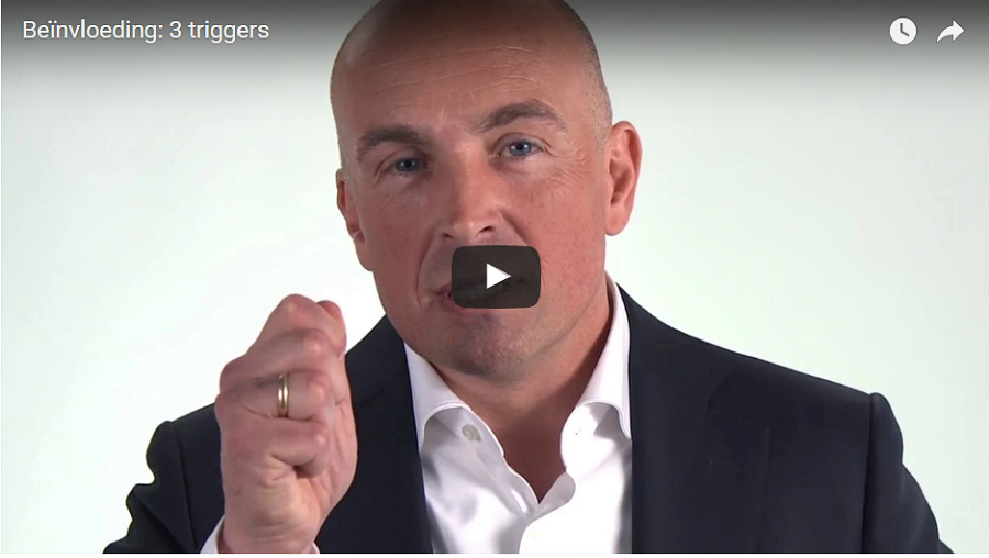Video: meer invloed, ook zonder macht In deze video heeft George van Houtem 3 praktische tips voor je. Slimme manieren om meer invloed te krijgen, ook als je ‘op achterstand’ staat in de machtspositie. Extra tip: persoonlijke overtuigingskracht Een andere manier om meer invloed te krijgen is via je persoonlijke overtuigingskracht. In dit video interview geeft Pacelle van Goethem je een serie inzichten mee om je op een betere manier te presenteren en daardoor meer impact te hebben in een onderhandeling. Bekijk hier de video. Bekijk ook: #1 Waarom je nooit om het budget van de ander moet vragen #2 Zo vraag je hogere prijzen met het ‘loss aversion’ effect #3 Zo ga je om met de ‘good cop, bad cop’-truc #4: Dit zijn de 5 belangrijkste machtsbronnen [advertorial]