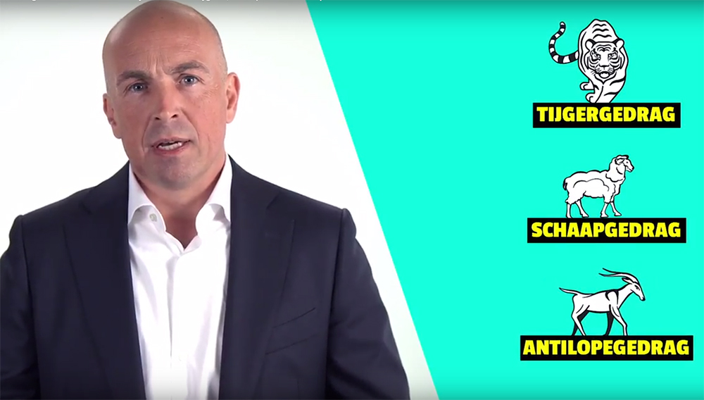 Ontdek de drijfveren van de ander Een slimme en scherpe onderhandelaar heeft oog voor de drijfveren van de ander. Als je die kent én je aanpak erop afstemt, krijg je meer voor elkaar. Véél meer! 3 typen onderhandelaars In de literatuur onderscheiden we 3 basistypen onderhandelaars (met roots in het dierenrijk): - Tijger: de vechtende onderhandelaar. Doelgericht en uit op eigen gewin. - Schaap: de samenwerkende onderhandelaar. Zoekt naar compromissen, naar steun. - Antilope: de analytische onderhandelaar. Trekt zich terug uit de arena om vanaf een afstandje een rationeel plan te maken. Tip: pas je aanpak aan Hoe speel je hier nou op in? 3 stappen zijn cruciaal: Stap 1: bepaal met welk type onderhandelaar je te maken hebt Stap 2: analyseer de drijfveren van de ander heeft (aan de hand van de video) Stap 3: brainstorm met collega’s: hoe kunnen we het beste inhaken op deze drijfveren?