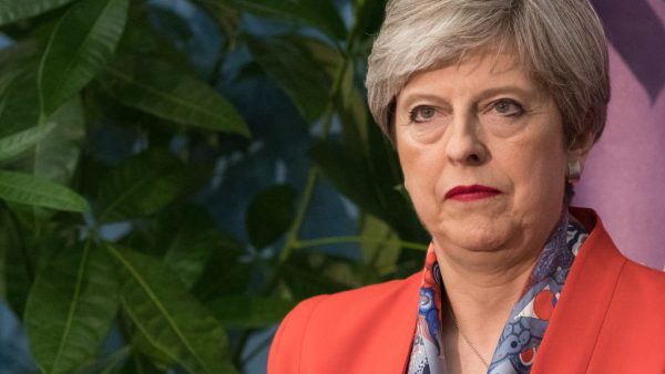 1. Conservatieven May verliezen meerderheid in Lagerhuis De Conservatieven van Theresa May hebben een enorme nederlaag geleden. Dat kan worden gesteld op basis van de laatste exitpolls. De partij is nog wel de grootste, maar verliest haar meerderheid in The House of Commons. Daarvoor waren 326 zetels nodig. Het lijkt erop dat de Conservatieven nu uit gaan komen op 318 zetels. Het is een enorme klap voor May die de vergroegde verkiezingen juist had uitgeschreven om haar meerderheid te vergroten en zo een stevig Brexit-mandaat te krijgen. Nu zit Groot-Britannië weer met een 'hung-parliament', wat betekent dat er of een conservatieve minderheidsregering of een coalitie moet komen. De grote vraag vandaag: zal het Theresa May zijn die die regering gaat leiden, of treedt ze af. Het verkiezingsresultaat maakt de onderhandelingen over het verlaten van de EU niet gemakkelijk. De pond zal vrijdag een behoorlijke knauw krijgen ten opzichte van de euro is de verwachting.