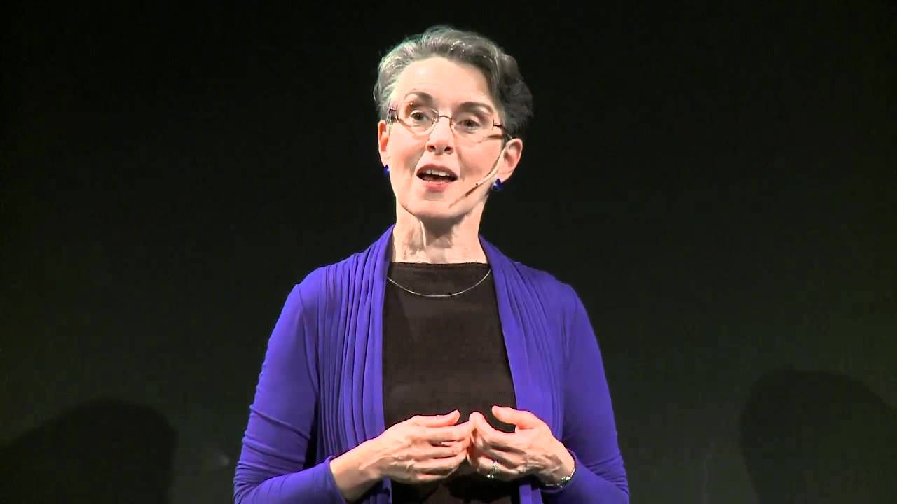 Teresa Amabile (1950) onderzoekt al dertig jaar op hoe organisaties medewerkers gelukkiger, productiever en creatiever kunnen maken. Amabile studeerde ooit Scheikunde, maar moleculen konden haar toch minder boeien dan mensen. Ze storte zich eind jaren zeventig op psychologie en promoveerde aan Stanford University. Tegenwoordig is ze hoogleraar aan de Harvard Business School. MT.nl spreekt professor Amabile over haar boek "The Progress Principle: Using Small Wins to Ignite Joy, Engagement, and Creativity at Work". Amibile schreef het boek samen met Steven Kramer. Het wordt gezien als een van de meest invloedrijke werken over motivatie en creativiteit in organisaties van het de laatste jaren. In september 2017 spreekt Amabile op het event The Future of Work in Amsterdam. Wat is het 'progress principle', en hoe heeft u het ontdekt? 'We deden aanvankelijk onderzoek naar creativiteit en motivatie in organisaties. Wat maakt medewerkers creatief? Daartoe onderzochten we 238 teams in 7 bedrijven in de Verenigde Staten. We stuurden de teamleden elke dag een e-mail met een paar vragen over hun werkdag. "Geef een cijfer voor motivatie, emotionele gesteldheid en de perceptie van je werkomgeving." Die cijfers vergeleken we met de beoordelingen van hun leidinggevenden. Kwam dat overeen? Maar achteraf bleek een andere vraag die we stelden nog veel belangrijker. We vroegen deelnemers ook om hét moment van de dag te beschrijven dat hun was bijgebleven in een soort dagboekfragement. Dat waren vaak dingen als: 'ik kreeg vandaag een prima idee', of 'eindelijk heb ik die bug opgelost'. Maar ook 'weer niet verder gekomen vandaag'. De hoogte van de ratings van hun leidinggevende én hun eigen score van de dag, bleek sterk samen te hangen met hun moment van de dag. Sterker, het bleek allesbepalend. Als mensen vooruitgang hadden geboekt, ook al waren het maar kleine stapjes, dan was alles beter. Hun productiviteit, hun creativiteit. Maar het werkte ook precies andersom. Als medewerkers het gevoel hadden dat ze niet vooruit gingen, kwamen ze in een negatieve spiraal terecht.' Wat is de taak van managers? Vooruitgang bieden klinkt mooi, maar het hangt ook van omstandigheden af. Wat als je organisatie in deplorabele staat verkeerd? 'Het is vooral aan managers gebruik te maken van het progress principle. Het ligt nogal voor de hand, maar in de zeven bedrijven die wij bestudeerden was er maar één bedrijf waar alle managers, van de top en naar beneden, stelselmatig bezig waren mensen perspectief te bieden. In de andere organisaties deed de ene manager het wel, de ander niet. In een bedrijf deed vrijwel niemand het. Met dat bedrijf liep het ook slecht af. Maar dan je vraag... Wat als je bedrijf in een slechte staat verkeerd? Ook dan kun je gebruik maken van het progress principle. Vertel waarom het slecht gaat, wat je daar aan wilt doen en vraag de medewerkers ook om hun mening. Wat denken zij dat moet gebeuren? Daag ze uit. Geef ze het gevoel dat de toekomst van het bedrijf van hen afhangt.' Zijn er bepaalde methodes of management tools die je kunt gebruiken? De scrum-methode bijvoorbeeld? 'Jazeker! De daily standup in scrum, het moment aan het begin van de dag wanneer iedereen vertelt over de resultaten van de dag van gisteren en de plannen van vandaag, dat gaat eigenlijk alleen maar over vooruitgang. Setbacks komen ook aan bod, maar die bespreek je met het team, zodat je toch vooruitkomt.' Scrum invoeren dus. 'Werkt prima bij softwareontwikkeling en ook wel bij ander bedrijven, maar niet altijd. Maar we hebben zeven zaken geformuleerd waarmee je een cultuur creeëren rond vooruitgang. Formuleer duidelijke doelstellingen Geef mensen autonomie Help medewekers wanneer het moeilijk wordt Geef mensen voldoende middelen. Geef mensen tijd. Niet teveel, want tijdsdruk werkt motiverend, maar wel genoeg om creatief te kunnen zijn. Laat mensen leren van fouten. Straf fouten niet af. Respecteer alle ideeën. Je hoeft ze niet allemaal te omarmen, maar brand ze niet af.  Het klinkt prachtig. Maar wat als ik al manager mijn mensen wel stuur op vooruitgang, maar ik zelf een slechte baas heb? 'Dan wordt het heel erg moeilijk. Want het moet eigenlijk beginnen aan de top.' Teresa Amabile spreekt op 29 september op The Future of Work in het DeLaMar Theater in Amsterdam. Anderse sprekers zijn Alain de botton, Tony Vrabbe en Alexa Clay. Kaarten best je hier. 
