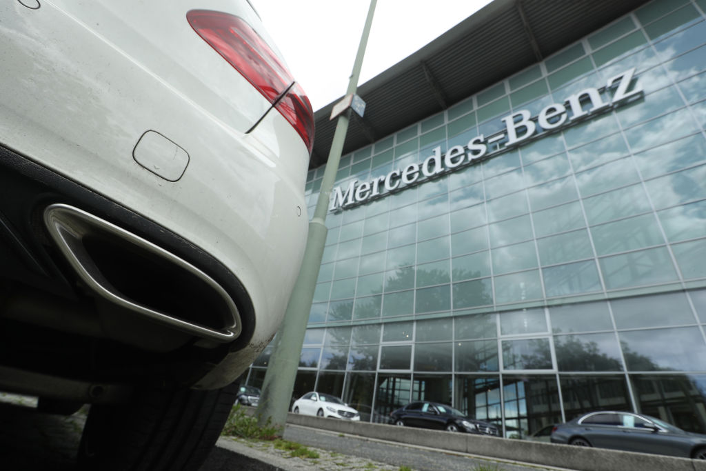 1. Duitse media: Mercedes zou tussen 2008 en 2016 geknoeid hebben met uitstootwaarden Een paar weken geleden deed de Duitse justitie invallen bij Daimler, het moederbedrijf van Mercedes. Er werd al vollop gespeculeerd dat het zou gaan om een onderzoek naar het gebruik van sjoemelsoftware om de werkelijke uitstootwaarden van de motoren te verhullen. Een aantal Duitse media, waaronder de Süddeutsche Zeitung, zeggen nu documenten in handen te hebben waar de autobouwer wordt beschuldigd van het feit tussen 2008 en 2016 sjoemelsoftware te hebben geïnstalleerd.  Na Volkswagen zou nu dus ook een ander groot Duits autoconcern in opspraak komen. Het kan ook nog geld gaan kosten, want de software zou ook zijn ingezet in de VS. Volkswagen betaalde in Amerika uiteindelijk miljarden aan schadevergoedingen en boetes vanwage het 'Abgasschandal'.  2. Nieuwe iPhone 8 maakt 86-jarige Taiwanees miljardair De nieuwe iPhone is nog niet eens gepresenteerd, maar de smartphone heeft de 86-jarige Morris Chang miljardair gemaakt. Chang is namelijk de oprichter en president-commissaris van chipmaker TSMC. De koers van dat bedrijf is sinds bekend werd dat het onderdelen voor de nieuwe iPhone zou gaan maken met 27 procent gestegen. Die koersstijging maakt Chang, die o,5 procent van het bedrijf bezit, miljardair. Dat meldt Bloomberg donderdag. 3. 'Philip Morris probeert antirookbeleid Wereldgezondheidsorganisatie te ondermijnen' Philips Morris probeert met een zeer actieve lobby-campagne de pogingen van de Wereldgezondheidsorganisatie het roken terug te dringen tegen te houden. Dat meldt Reuters die een hele trits aan documenten over de lobby-activiteiten openbaar heeft gemaakt. Zo probeert de tabaksfabrikant ervoor te zorgen dat er meer vertegenwoordigers van bijvoorbeeld handelsministeries naar de internationale conferenties komen, in plaats van die van een ministerie voor gezondheid. In de documenten spreekt Philips Morris over zijn tegenstanders als 'anti-rook extremisten'. 4. In Rusland is het over voor Uber Uber fuseert zijn Russische vestiging met Yandex, het Russische bedrijf dat naast een zoekmachine, ook een Uberachtige taxidienst exploiteert. Fusie klinkt overigens mooier dan het is: het is een duidelijk teken dat het Amerikaanse bedrijf het na het fiasco in China, ook in Rusland niet heeft gered, schrijft het Financieele Dagblad donderdag.  Yandex krijgt dan ook de meerderheid van de aandelen van het nieuwe fusiebedrijf (59,3%) in handen. Uber krijgt 36,6%, de rest komt in handen van de medewerkers. 5. Manager van de dag: Pascal Soriot (AstraZeneca) De Britse farmaceut kreeg donderdag op de beurs flinke klappen nadat Israëlische media berichtten dat topman Pascal Soriot zou overstappen naar Teva Pharmaceutical Industries. Deze Israëlische fabrikant met ook een vestiging in Haarlem is een specialist in de productie van generieke medicijnen. Soriot is echter belangrijk voor AstraZeneca. Hij was het die met succes voorkwam dat de AstraZeneca in handen viel van Pfizer. Dit jaar zou het jaar zijn dat Soriot zou gaan oogsten: een belangrijk medicijn tegen longkanker zou met succes zijn getest en op de markt kunnen worden gebracht. Het gerucht dat Soriot net nu op zou stappen, maakt beleggers nerveus, schrijft WSJ.com.