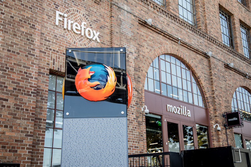 Toen Chris Beard in 2014 aangesteld werd bij Mozilla, betekende dat het einde van een managementstorm. Voorganger Brendan Eich werkte minder dan twee weken als CEO toen hij het veld moest ruimen vanwege zijn opvattingen rondom het homohuwelijk. Zijn financiële steun aan een politieke campagne tegen het homohuwelijk zorgde voor een storm aan kritiek bij gebruikers en het bedrijf. Nadat Eich CEO werd, stapte drie van de zes bestuursleden van de browsermaker op. Voordat hij aantrad als CEO was Beard al werkzaam bij Mozilla, onder andere als CMO. Na een klein uitstapje als durfkapitalist bij het Amerikaanse Greylock Partners keerde hij voor de CEO functie terug op het nest. Eich lijkt na dit incident misschien makkelijk te vervangen, maar niets is minder waar. Als oprichter van Mozilla en uitvinder van het Javascript (de computertaal die gebruikt wordt om webpagina’s interactief te maken) heeft Eich veel betekend voor het internet zoals het er vandaag de dag uitziet. Les Beard heeft als leider in ieder geval geleerd van het voorval van zijn voorganger. Toen medewerkster Christie Koehler in 2015 op Twitter klaagde over diversiteit op de werkvloer, kreeg zij van een anonieme gebruiker van Reddit een bak ellende over zich heen. De Reddit-gebruiker schreef onder andere dat de techindustrie blij zou zijn als ‘zij en de rest van haar blauw-harige feministen met neuspiercings’ weg ging. Beard gaf met harde woorden aan dat hij niet gediend was van dit soort taal. ‘Kom ik erachter dat dit een medewerker is, dan kan hij op ontslag rekenen.’ Marktaandeel Beard staat voor een groot aantal uitdagingen: webbrowser Firefox - het bekendste onderdeel van Mozilla - heeft de strijd in het veld van webbrowsers lange tijd geleden al verloren. Marktaandeel wordt verloren aan Chrome van Google en Apples Safari: in de laatste peilingen had Firefox slechts een aandeel van 9,76 procent tegenover 42 procent van Google Chrome. Vooral mobiel scoort Firefox nagenoeg niet, ondanks een poging om een mobiele browser in de markt te zetten. Daarbij komt de tegenaanval van Eich, die met zijn nieuwe browser Brave in minder dan 30 seconden 35 miljoen dollar ophaalde voor de ontwikkeling en uitbreiding van de webbrowser. Besturingssysteem Het antwoord van Mozilla leek te komen in de vorm van besturingssysteem Firefox OS, maar in februari van dit jaar werd de stekker uit de ontwikkeling hiervan getrokken. Het systeem heeft drie jaar gedraaid, maar vond nauwelijks gebruikers. Vijftig ontwikkelaars kwamen hiermee op straat te staan. Beard kondigde na het falen ‘minder commerciële avonturen’ aan, maar met de komst van transferdienst Send lijkt hij dat tegen te spreken. De dienst - die veel weg heeft van de Nederlandse dienst WeTransfer - maakt het mogelijk om bestanden tot 1 GB gratis te verzenden. Bij de Nederlandse equivalent ligt die grens bij 2GB.