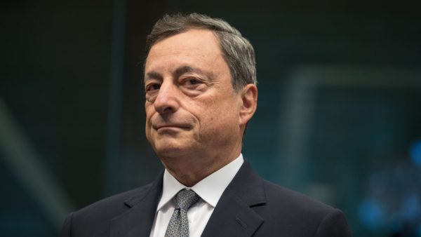 Mario Draghi staat te boek als een serieuze econoom en iemand die waarmaakt waar hij zijn zinnen op zet. Dat heeft hij tijdens zijn carrière ook meermaals laten zien. Geboren in Rome, ging Draghi economische wetenschappen studeren aan de Sapienza Università di Roma. Daarna specialiseerde hij zich verder in het vakgebied in de Verenigde Staten, aan de University of Massachusetts. Hij verhuisde hiervoor naar Amerika, maar zou later weer terugkeren naar zijn geliefde Rome. Eerst maakte hij nog een korte tussenstop in Florence, om daar economieles te geven aan de universiteiten van Florence en Turijn. Super Mario Tien jaar lang werkte Draghi als directeur-generaal op het ministerie van Financiën in Italië. Hij was daarbij betrokken bij de privatisering van een aantal grote bedrijven. Hij overleefde in die tijd maar liefst elf regeringen en zeven ministers en stond bekend om zijn betrouwbaarheid en hekel aan politieke spelletjes. Nadat die klus geklaard was, ging hij in 2002 aan de slag als VP Europa voor de Amerikaanse zakenbank Goldman Sachs. Aan al het heen en weer pendelen tussen Europa en Amerika, heeft hij later zijn bijnamen ‘Super Mario’ en ‘Mr. Somewhere else’ te danken. Europese Centrale Bank Zes jaar geleden werd Draghi benoemd tot president van de Europese Centrale Bank (ECB), daarvoor was hij gouverneur van de Italiaanse centrale bank. Hij was daar de eerste die in functie kwam voor een ‘bepaalde periode-benoeming’ namelijk zes jaar. Daarvoor werd de topman van de Italiaanse bank altijd voor het leven benoemd. Hij was automatisch lid van de gouverneurs van de ECB en maakte daar indruk, want in 2011 benoemden de leiders hem tot nieuwe topman. Bloomberg weet te melden dat Draghi in 2016 bijna vier ton verdiende. Lijkt niet veel, maar daarnaast verzorgt de ECB zijn onderdak (inclusief schoonmaak) en krijgt hij een vergoeding om er ‘representatief’ uit te zien. Zijn contract loopt eind 2019 af, er wordt nu al druk gelobbyd in de politiek om een opvolger te benoemen. Een van zijn zoons, Giacomo, werkte als interest rate trader bij Morgan Stanley in Londen, iets waar Draghi als kritiek op heeft ontvangen. Draghi is ook grootvader woont inmiddels weer in Rome met zijn vrouw, waar hij graag klassieke concerten bezoekt. Leuk feitje: dat doet hij enkel in zwarte maatpakken die geproduceerd zijn in Rome. Pittige kritiek Dit is niet de eerste keer dat Draghi kritiek ontvangt op zijn stevige managementstijl. Eerder al werd hij op het matje geroepen vanwege zijn agressieve maatregelen wat betreft het monetair beleid. Nu melden anonieme bronnen in Frankfurt dat Draghi beslissingen voorkookt met vertrouwelingen en de Europese bankiers in een meeting daarmee overvalt. Sinds een aantal jaren voert de ECB een ruim monetair beleid, dat door de meeste eurolidstaten wordt gesteund. Nederland en Duitsland horen daar echter niet bij, want Draghi zou gegeven kritiek op zijn beleid volledig negeren. Eind deze week is dit hoogstwaarschijnlijk onderwerp op de agenda tijdens een jaarlijkse bijeenkomst van centrale bankiers in de VS.