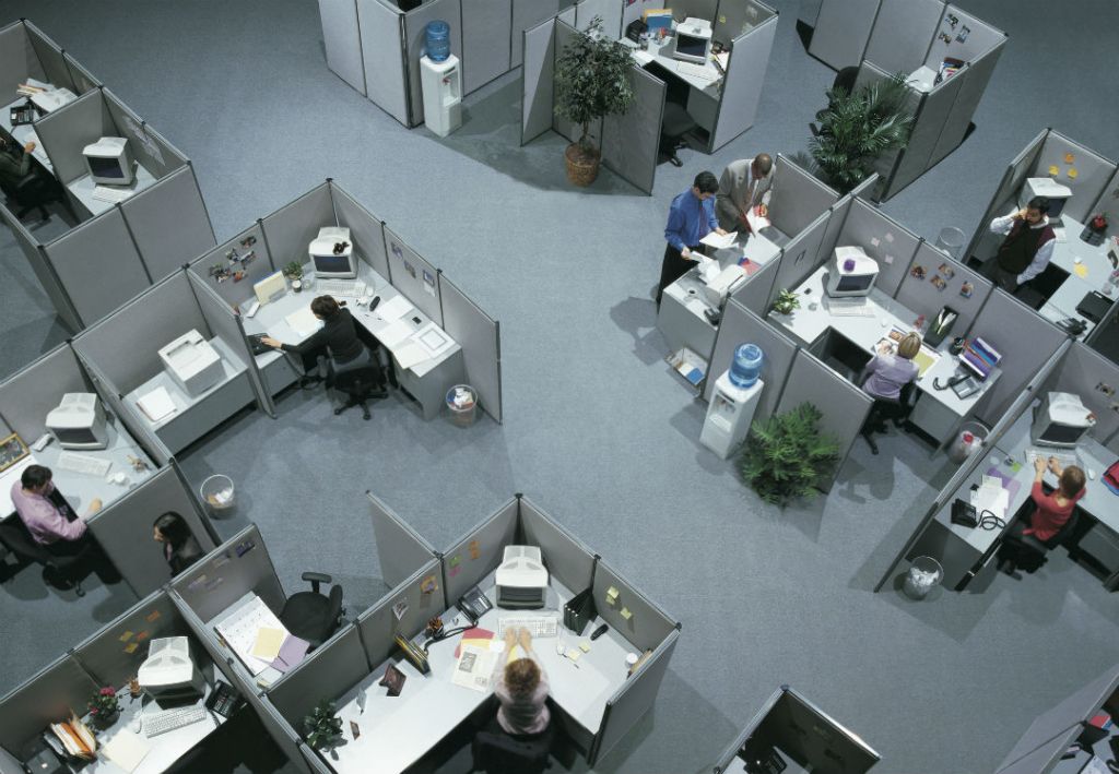 De cubicle is een icoon uit de jaren zeventig en tachtig. Je ziet hem vaak voorbijkomen in films uit, of over de jaren zeventig en tachtig. Een zaal vol kleine bureautjes met systeemwandjes. Een bijenkorf voor bureaucraten waarbij elke werkbij over zijn eigen celletje beschikt. Het is een symbool geworden van het ouderwetse muffe kantoor en dus ook van het pre-digitale tijdperk. Een plek waar anonieme loonslaven de hele dag eentonig werk verrichten. De Bijenkorf is niet agile genoeg voor de flexibele bedrijven van vandaag waar teams van professionals in wisselende samenstelling de godganse dag bijeenkomen. Nee, tegenwoordig werken we liever met flexplekken. En als je een keertje in alle rust wil werken, dan zijn (te weinig) stilteplekken. We zijn kantoornomaden geworden. Cubicle als territorium Ik ben echter stikjaloers op mensen – die je nog steeds voornamelijk in Amerika vindt – die mogen werken in zo’n fantastische cubicle. Het lijkt mij namelijk heerlijk. Ten eerste heb je een eigen plek, een territorium met je eigen zooi, je eigen spullen. Dat scheelt ook nog een slepen. Maar veel belangrijker is de fysieke afscheiding zelf. Collega’s lopen niet zomaar het territorium van een ander in. Laat in de middag wordt een schending van het territorium gemakkelijker getolereerd dan in de ochtend. Dat voelen mensen instinctief wel aan. Maar in de kantoortuin waartoe de meesten van ons zijn veroordeeld, inclusief ondergetekende is er geen enkele reden om je collega niet uit zijn concentratie te laten. Bij de eerste de beste ingeving waarvoor we ene collega nodig hebben, snellen we naar zijn bureau en halen hem uit zijn concentratie. Want wat jij aan het doen bent, is altijd belangrijker dan waar hij mee bezig is. Ik geeft toe, ik doe het zelf ook. Fysieke barrières zijn harder nodig dan ooit Het gevolg is dat mijn dag en die van mijn collega’s uiteenvalt in hele kleine korte stukjes, waardoor we heel erg inefficiënt gaan werken. Dat heb ik niet verzonnen, daar is heel veel onderzoek naar gedaan. Kantoortuinen en mutlitasken zijn een ramp voor ons brein. Zeker in een tijd waarin de manieren om collega’s uit hun concentratie te halen onbeperkt zijn dankzij de smartphone, zijn fysieke barrières harder nodig dan ooit. De koptelefoon die ik sinds kort gebruik, werkt weliswaar tegen omgevingsgeluid, maar weerhoudt mensen er niet van om achter je te gaan staan als ze je nodig hebben. Ik wil een eigen territorium. Het hoeft niet eens een eigen kamer te zijn, met een cubicle ben  ik al tevreden. 