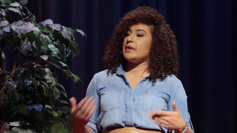 Het klinkt misschien als een beeld uit een film, maar volgens Niki Okuk is het wel degelijk mogelijk: bedrijven waarin medewerkers de lakens uitdelen in plaats van hun managers. Een corporatieve economie maakt een bedrijf niet alleen veerkrachtiger, maar zorgt er ook voor dat medewerkers meer betrokken zijn en dat iedereen de vruchten plukt van de behaalde successen. Onderneemster Okuk ziet dit niet alleen als een vooruitgang voor het bedrijf, maar ook als dé manier om het team meer divers te maken en mensen met een niet-Nederlandse achtergrond op managementposities te krijgen. In deze TED-talk legt ze uit hoe dit werkte in haar eigen bedrijf.
