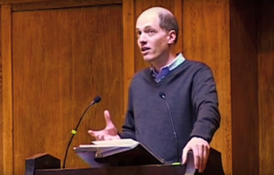 Tijdens een college aan The School of Life spreekt de Brit Alain de Botton over pessimisme. Dat zouden we eens wat meer moeten doen, vindt hij. ‘We leven in een tijd van zelfhulpboeken. Daarin wordt ons verteld dat iedereen met een laptop en een garage de nieuwe Bill Gates kan worden. Het ligt er maar aan hoezeer je het wil’, legt De Botton uit. Falen Onze verwachtingen van onszelf zijn veel te hoog geworden. Dat leidt tot constante teleurstelling. ‘Het is helemaal niet waar dat iedereen de nieuwe Bill Gates kan zijn. Dat is hartstikke moeilijk. De kans dat je faalt is vele malen groter, en dat neem je jezelf dan ook nog kwalijk. Want in een tijd van succes is het je eigen schuld als je faalt.’ Pessimisme De oplossing volgens de filosoof: word meester van pessimisme. Verwacht veel minder van jezelf en de omgeving, dan wordt de teleurstelling ook veel minder. Hij geeft als voorbeeld: ‘Neem ’s ochtends de dag door in je hoofd, met alle mogelijke rampscenario’s. Die zullen waarschijnlijk niet gebeuren, maar mocht het wel zo zijn, dan ben je voorbereid.’