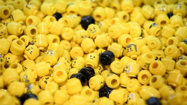 1. Lego schrapt 1400 banen na slechte resultaten Speelgoedfabrikant Lego gaat nog voor het einde van het jaar 1400 werknemers ontslaan. Dat meldt het bedrijf dinsdag bij de presentatie van de halfjaarcijfers. Na jaren van snelle groei moet het bedrijf nu tegenvallende resultaten bekendmaken. Volgens oud-topman en huidig president-commissaris Jørgen Vig Knudstorp is het bedrijf de afgelopen jaren stormachtig gegroeid en is het nu tijd om op de reset-knop te drukken. 2. TUI laat zich niet naar Lelystad dwingen Als Schiphol wil dat goedkope luchtvaartmaatschappijen uitwijken naar luchthaven Lelystad, dan zal er meer moeten gebeuren om regionale luchthavens aantrekkelijker te maken. Dat zegt Günther Hofman, algemeen directeur TUI fly Benelux tegen het FD. De vernieuwde luchthaven in de polder moet vanaf april 2019 open zijn voor vakantieverkeer, zodat er meer ruimte op Schiphol komt voor intercontinentale vluchten. 3. Groen licht voor fusie AMC en VUmc Na een jarenlang traject heeft toezichthouder ACM toestemming gegeven voor de fusie van de ziekenhuizen AMC en VUmc. Door de fusie ontstaat het grootste ziekenhuis van Nederland. De ziekenhuizen zijn al sinds 2010 bezig een fusie voor te bereiden. De twee ziekenhuizen zijn samen goed voor een jaaromzet van ruim 1,7 miljard euro. 4. Werkgever mag niet zomaar e-mails controleren Als een werkgever de zakelijke e-mails van zijn personeel wil controleren, moet hij van tevoren melden dat hij dat gaat doen. Dat heeft het Europees Hof voor de Rechten van de Mens dinsdag in een arrest vastgesteld. Een controle mag de privacy van de werknemer niet schenden. Het hof deed de uitspraak in een meer dan tien jaar oude zaak waarin een Roemeense werknemer werd ontslagen vanwege privégebruik van zijn zakelijke mail.  5. Manager van de dag: Erik-Jan Mares, directeur Zeeman Erik-Jan Mares zat bij Ahold Delhaize in de directie van supermarktketen Albert Heijn en leidde het laatste jaar de Europese samensmelting van Ahold met Delhaize. Daarvoor werkte hij onder meer bij Nutricia en C1000. Zijn voorganger bij Zeeman, Bart Karis stapte 10 jaar geleden ook al over van Ahold naar Zeeman. 6. Tweet van de dag: Waarom chips zo verslavend zijn 7. Koffieautomaat: Vijf jaar Curiosity op Mars Het NASA voertuig de Curiosity is vijf jaar op Mars. Om dit te vieren heeft NASA een fantastische time-lapse video gemaakt van de reizen van de Curiosity. Nieuws inhalen? Lees de 7 van gisteren  Elke dag deze nieuwsupdate ontvangen? Schrijf je in voor de nieuwsbrief, met dagelijks de 7 van MT, plus artikelen als analyses, expertblogs en columns. aanmelden nieuwsbrief