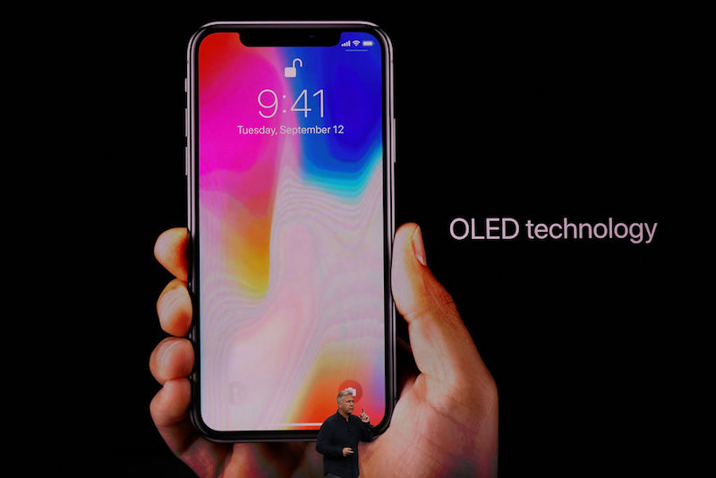 1. Hij is er, de iPhone X Gisteravond onthulde Apple de iPhone X, een telefoon zonder Home knop die kan ontgrendelen door middel van gezichtsherkenning. Apple's CEO Tim Cook noemde het 'de grootste sprong voorwaarts sinds de oorspronkelijke iPhone. De voorkant van de iPhone X wordt bijna volledig bedekt door een OLED-beeldscherm, met alleen aan de bovenkant een kleine rand voor de camera, 3D-gezichtsscanner en luidspreker.  Het scherm heeft een resolutie van 2436 bij 1125 pixels, voor scherpere beelden dan op eerdere iPhones. Niet alleen het toestel is opvallend, ook de prijs. Met een vanaf prijs van 999 dollar is het de duurste iPhone ooit. Naast de iPhone X onthulde Cook ook de iPhone 8 en 8 plus, een upgrade van de 7 en de 7 plus. In Nederland gaat de iPhoneX waarschijnlijk 1.159 euro kosten en is hij eind oktober verkrijgbaar. 2. Bij Air Berlin melden zich 200 piloten ziek Middenin het overnameproces van het failliete Air Berlin hebben dinsdag 200 piloten zich ziek gemeld. Hierdoor moest een groot aantal vluchten worden geannuleerd. Air Berlin vroeg vorige maand faillissement aan. Dankzij een overbruggingskrediet van de Duitse overheid kon de luchtvaartmaatschappij toch doorvliegen. Tot vrijdag kunnen geïnteresseerde partijen zich melden. Onder meer Lufthansa zou interesse hebben. De reden dat de piloten staken heeft waarschijnlijk te maken met de overname. Als de koper een andere luchtvaartmaatschappij is, levert de pikorde binnen het pilotenkorps meestal de nodige spanningen op. 3.Topman JPMorgan Chase: Bitcoin is fraude Jamie Dimon, de topman van de Amerikaanse zakenbank JP Morgan Chase heeft een slecht einde voorspeld voor de Bitcoin. Hij noemde de digitale munt 'fraude, erger dan de tulpenbollenmanie in de zeventiende eeuw'. Als er ooit een handelaar in bitcoins zou handelen zou Dimon hem meteen ontslaan. 'Ten eerste omdat het tegen de regels is, ten tweede omdat het ontzettend stom is'. Na de opmerkingen van Dimon daalde de koers van de bitcoin iets. 4. AkzoNobel opent nieuwe fabriek in Noord Engeland AkzoNobel opent een nieuwe fabriek in het Engelse Ashington. De fabriek kostte meer dan 100 miljoen euro en is grootste investering ooit voor de verftak van het bedrijf. De fabriek is volledig geautomatiseerd waardoor productie zeer flexibel is. De verf die er wordt gemaakt is vooral bedoeld voor het Verenigd Koninkrijk. Met de opening van de nieuwe fabriek verdubbelt de productie naar 200 miljoen liter per jaar. 5. Manager van de dag: Wolfgang Nickl (ASML) Wolfgang Nickl, de financieel directeur van ASML, vertrekt naar het Duitse farmacieconcern Bayer. Hij gaat daar dezelfde functie bekleden. Nickl kwam in 2013 naar ASML om Peter Wennink op te volgen die CEO werd bij de chipmachinefabrikant. In een reactie zegt Wennink dat hij graag nog jaren had samengewerkt met Nickl, maar dat de aanbieding van Bayer een mooie kans is. 6. Tweet van de dag: Wat gaat de nieuwe iPhone kosten? Een overzicht 7. Koffieautomaat: Flashback naar de eerste iPhone Vannacht presenteerde Apple de nieuwe iPhone. Voor de nostalgici onder ons een terugblik op MacWorld 2007 toen Steve Jobs de eerste iPhone presenteerde.