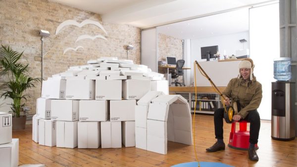 Hoi pappa, Ik moet een werkstuk maken over het broeikaseffect. Nou moeten we aan onze pappa’s en mamma’s vragen wat zij op hun werk doen tegen dat effect. Mamma’s bazen doen heel veel, zegt ze. Ze gebruiken spaarlampen en hebben de verwarming teruggezet naar 16 graden. Wat doen jullie op het werk, pappa? Groetjes! Bas Hoi pappa, Heb je me mailtje gelezen, pappa? Waarom mail je niks terug? Groetjes! Bas Ha die Bas! Sorry, Bas, maar ik had een meeting, en toen nog een meeting, nou zo ging dat maar door, dus zie ik nu pas je mailtjes. Ja, op pappa zijn bedrijf doen we van alles om die klimaatverandering tegen te gaan. Onze raad van bestuur – dat zijn zeg maar de bazen van pappa – heeft nu zelfs in het jaarverslag laten opnemen dat ze érg ongerust zijn over ons klimaat. Heb je hier wat aan, Bas? Groetjes! Pappa Bob Hoi pappa, Mamma zegt me dat ik je moet vragen of je beter kunt uitleggen wat de raad van bestuur dan precies gaat doen. En ik moet ook nog vragen of je nog in die Audi A6 rijdt, want dat is volgens haar een benzineslurper en dat is heel slecht voor ons klimaat. Groetjes! Bas Hoi pappa, Heb je mijn laatste mailtje niet gelezen, pappa? Waarom antwoord je nou niet? Groetjes! Bas Ha die Bas, Nou had pappa ineens wéér een meeting, onverwacht. Hij moest snel de cijfers doornemen voor 2018, want de raad van bestuur blijft die maar afkeuren. Maar nu ben ik er weer. Kijk eens Bas, je moet wel zélf vragen stellen, want nu doet mamma dat allemaal en dat is natuurlijk niet de bedoeling. Bovendien werkt mamma bij Shell en die kunnen volgens mij wel wat meer doen aan ons klimaat dan spaarlampen indraaien en de verwarming op 16 graden zetten! Groetjes, Pappa Bob Hoi Pappa, Mamma zegt dat Shell heel veel doet aan alternatieve brandstoffen en dat dat heel goed is voor het milieu. Mamma zegt ook dat als pappa wil wijzen hij dat maar naar Exxon Mobil moet doen, want dat zijn volgens mamma mensen die heel slechte dingen doen met ons milieu en ze zegt dat jullie daarvoor werken pappa. Ik zei haar dat pappa zoiets nooit zou doen en toen lachte ze een beetje gemeen. Maar dat doe jij toch niet, pappa? Groetjes! Bas Hoi Bas, Nou, dat is wel flauw van mamma, hoor. Ze doet nou net of Shell heel netjes is voor het milieu en dat is helemaal niet zo. Anders moet je mamma maar eens vragen hoe dat ook alweer in Nigeria zat. Ja, pappa’s bedrijf werkt héél soms voor Exxon Mobil, maar dat doet bijna iedereen, want dat is echt een héél groot bedrijf, véél groter dan Shell. Groetjes, Pappa Bob Hoi pappa, Mamma zegt dat de bazen van Exxon Mobil helemaal niks om het milieu geven. Je moet echt heel boos worden als je ze ziet, pappa! Groetjes! Bas Hoi pappa, Heb je mijn mailtje gelezen, pappa? Heb je die mensen van Exxon Mobil al gesproken? Groetjes! Bas Ha die Bas! Sorry, ik was weer even in een meeting. Bas, luister eens: pappa komt die bazen van Exxon Mobil nooit zelf tegen. Dus ik kan ze ook niet vragen of het nou klopt wat mamma over ze zegt. Zal ik je trouwens iets leuks vertellen? Toen pappa en mamma nog getrouwd waren, reden we een keer door Frankrijk. Mamma zat achter het stuur en de benzine was bijna op. En het enige pompstation dat ze kon vinden was er een van… Exxon Mobil! Ja, toen moest pappa héél erg lachen en werd mamma héél boos op pappa! En nou moet ik weer een bilateraal in, Bas! Groetjes, Pappa Bob Hoi pappa, Mamma las net jouw mailtje en nou is ze weer heel erg boos. Ze zei dat je zeker weer een bilateraal met Heleen in moest. Wie is dat, pappa? Groetjes! Bas Hoi pappa, Waar ben je nou pappa? Ben je nog steeds met Heleen bezig? Mamma zegt dat we het verder wel zonder jou afkunnen. Doei, pappa! Bas