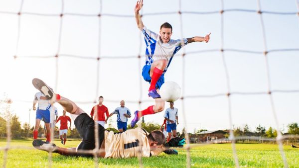 VAN Bob AAN Richard ONDERWERP voetbalwedstrijd Hoi Richard, Ik kreeg net Lex van Dalmen aan de lijn. Het schijnt dat jullie gisteravond gevoetbald hebben tegen een team van zijn bedrijf en volgens hem zijn daar onacceptabele dingen gebeurd. Kun je me daarover wat vertellen? Ik zie Lex morgen en dan wil ik wel een compleet verhaal hebben. Bob Hoi Bob, Ach, viel wel mee. Je weet hoe dat gaat: wij van Sales werken onder gigastress, zeker dit tweede kwartaal, en dat zie je toch op zo’n veld. Misschien waren we af en toe wat te gespannen, te fanatiek ook, maar die Lex moet niet zo zeuren. Wie is dat eigenlijk? Richard de Jongh Sales Director Richard, Lex van Dalmen is de algemeen directeur van Pallmex, zoals je vast wel weet onze grootste en beste en meest loyale klant. Ik ken Lex al jaren en die zegt zoiets niet zomaar. Volgens hem hebben jullie zijn financiële man neergemaaid en ligt die nu nog bij te komen. Dit klinkt allemaal niet erg sportief, Richard, temeer daar jullie niet zomaar tegen een team spelen maar tegen een essentiële klant van ons bedrijf. Bob Bob, Is die lange, magere de financiële man van Pallmex? Nou ja, Bob, het was wel een harde tackle, maar hij kreunde ook wel overdreven hard hoor, en dan ook zo flauw om te blijven liggen. Richard de Jongh Sales Director Richard, Wat je zegt: hij ligt in het ziekenhuis, minimaal nog drie weken. Ook daar is Lex niet bepaald blij mee. En dan schijnen jullie ook nog ruzie te hebben gemaakt met zijn adjunct Klaas-Jan. Hebben jullie echt onder de douche ‘Hé, klein pikkie!’ tegen hem geroepen? Bob Bob, Onzin! Dat was niet onder de douche, dat was veel later, aan de bar. En hij begon! Na een paar glazen bier begon die Klaas-Jan ons ineens te vertellen dat iemand die tent van ons flink moest uitdunnen en dan in de etalage zetten. En toen begon hij ook nog Leo te treiteren. Nou kun je Leo voor alles uitmaken, maar je moet dus niet middenmanager tegen hem roepen, dan wordt hij hels. Dus reageert Leo: ‘Beetje dimmen, klein pikkie!’ En toen begonnen wij meteen allemaal: ‘Hé, klein pikkie!’ Niet dat wij iets tegen kleine pikkies hebben, dat moet er niet toedoen bij managers, maar ja, die bal begon met treiteren en dan vraag je erom. Oké, misschien hadden we toen moeten stoppen, maar ja, in zo’n situatie… ineens had Leo de BMW-sleuteltjes van die Klaas-Jan gepakt en even later lag die bos in de vijver. Dat ging wat ver, dat heb ik Leo ook meteen gemeld. Richard de Jongh Sales Director Richard, Mag ik even vaststellen dat jullie een vriendschappelijke wedstrijd tegen onze allerbeste klant hebben laten uitlopen tot één grote bende. Hebben jullie er nog voor gezorgd dat Klaas-Jan zijn sleutels terugkreeg? Dat mag ik hopen. Bob Bob, Euh, nou ja… Misschien hádden we dat wel gedaan, hoor, maar toen kwam ineens een heel klein, heel driftig mannetje zich ermee bemoeien. Die had niet eens meegespeeld. Die begon op hoge toon te eisen dat wij die sleutels uit de vijver zouden halen, hoe dan ook, en toen sprak hij me wel zó autoritair aan, maakt me hels… Ik zei nog: ‘En nou kappen, dwerg!’ Toen begon dat ventje ineens: ‘Weet je wel wie ik ben?!’ Nou, daar kan ik helemaal niet tegen, dat soort arrogantie. Dus ik zeg: ‘Effen dimmen, dwerg, anders lig jij zo meteen op dezelfde plek als die BMW-sleutelbos!’ Weet ik: had ik gewoon niet moeten zeggen. Maar dat blaaskaakje was zó arrogant… Gelukkig trok Leo me toen weg bij die dwerg, want anders had ik hem echt in die vijver gesmeten. Richard de Jongh Sales Director Richard, Die dwerg, dat is Lex van Dalmen, inderdaad: onze grootste, beste, meest loyale klant. Als ik hem vanmiddag zie, zal ik mijn uiterste best doen om de schade te beperken. Maar laat dit nóóít meer gebeuren! Hebben jullie nog zo’n voetbalwedstrijd in aantocht trouwens? Bob Bob, Oh, was dat Lex. Nou je het zegt: wel een directeurtype. Ja, volgende week hebben we weer een wedstrijdje, dan tegen de jongens van onze huisbankier ING. Dat wordt wat, Bob. Vorig jaar hebben ze ons ingemaakt, keihard, maar nu pakken we ze terug, met alle middelen. Richard de Jongh Sales Director Richard, Kun je me even mailen wanneer die wedstrijd is? Ik wil er erg graag bij zijn. Bob