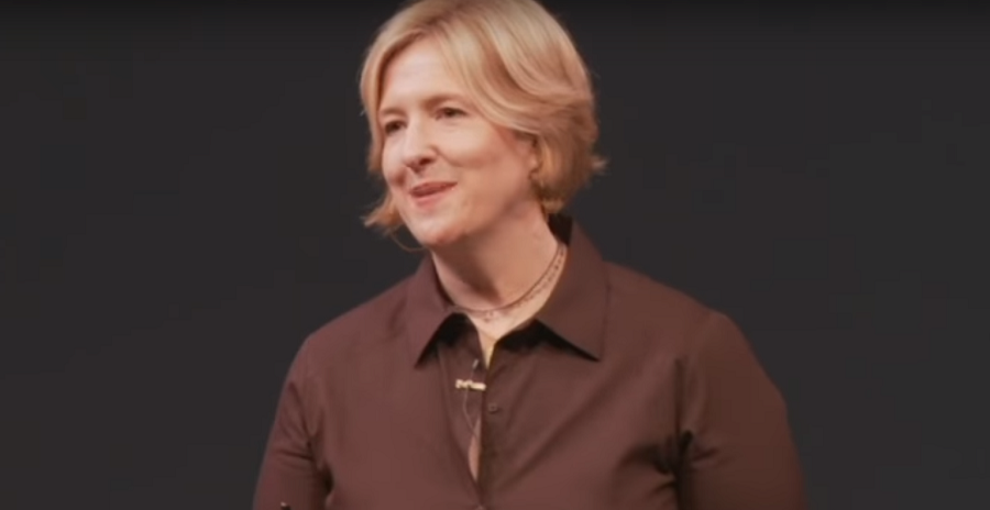 'We gebruiken met z'n allen enorm veel medicijnen, alcohol en eten. We verdoven onszelf voor de kwetsbare emoties die we voelen', legt Brené Brown uit in deze TED-talk. Zij deed jarenlang onderzoek naar het onderwerp en probeerde erachter te komen waarom mensen niet kwetsbaar willen of durven te zijn en wat voor effect dit heeft. Uit dat onderzoek bleek dat mensen die niet kwetsbaar durven zijn ook niet in staat waren om echte verbinding te creëren met andere mensen. De mensen die dat wel durfden, kenden ook gevoelens van liefde en toebehoren. Brown: 'Ze hadden met elkaar gemeen dat ze het gevoel hadden dat ze iets waard waren. Ze durfden niet alleen kwetsbaar te zijn, ze wisten ook hoe belangrijk dit is. De rest van ons is verdoofd voor gevoelens.' En dat is zonde, want het kan je als leider ook verder helpen, stelt Brown.