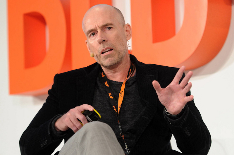De totale marktkapitalisatie van Amazon, Apple, Facebook en Google is gelijk aan het BBP van India. Hoe zijn deze vier bedrijven zo belangrijk in onze dagelijkse levens geworden? De Amerikaanse Marketingprofessor Scott Galloway legt uit. Galloway deelt in deze TEDtalk inzichten over hoe deze vier bedrijven ons dagelijks manipuleren om zoveel mogelijk van ons te krijgen. Het gebruiken van hun producten gebeurt dagelijks door miljarden mensen, Galloway laat zien wat voor marketingtrucjes ze daarvoor gebruiken. In heldere statistieken wordt hun dominantie uiteen gezet - en wat het betekent voor de rest van de markt als een speler te groot wordt.