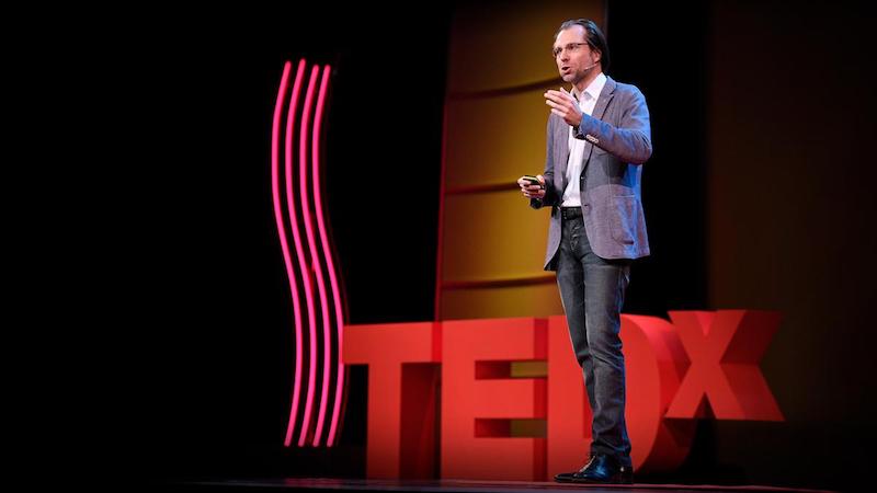 Hoe kan het dat het ene bedrijf goudeerlijk ieder jaar zijn administratie aan de boekhouder aflevert, terwijl anderen het niet kunnen laten een cijfertje hier of daar te veranderen? De Zwitserse gedragseconoom Alexander Wagner neemt ons in deze TEDtalk mee in de wereld van economie, ethiek en psychologie. De mogelijkheid om te bedriegen maakt het duidelijker waarom er zoveel bedrogen wordt.