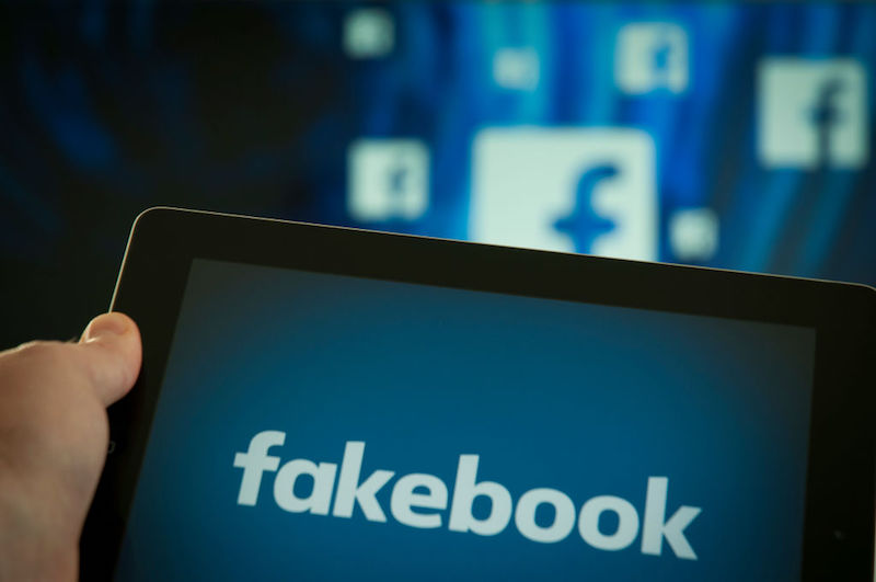 1. Facebook laat gebruikers zien welke Russische propaganda ze volgden Facebook komt met een tool een waarmee gebruikers kunnen zien welke Russische nepnieuwssites ze hebben gevolgd. Eind van het jaar kunnen gebruikers bekijken welke sites gemaakt door de Internet Research Agency ze tussen augustus 2015 en maart 2017 hebben gevolgd of geliked. Gebruikers zien alleen de namen van de pagina's en accounts, niet de inhoud. Ook zien ze niet welke inhoud ze te zien hebben gekregen.  2. JP Morgan komt met eigen cryptobelegging Hoewel CEO Jamie Dimon de bitcoin een frauduleus product noemde en mensen die erin willen beleggen dom vindt, gaat de bank zijn klanten toch de mogelijkheid bieden om erin te beleggen, schrijft de Wall Street Journal. Vorige maand kondigde CME aan dat het handel in bitcoinfutures mogelijk ging maken. JP Morgan wil klanten ook laten handelen in deze futures.  3. Airbus gaat zelfsturend vliegtuig ontwikkelen Airbus gaat een vliegtuig ontwikkelen dat door een piloot kan worden bestuurd, meldt Bloomberg. Op deze manier kunnen de kosten van het opereren van een vliegtuig sterk worden verlaagd. Naast een vliegtuig met maar een piloot kijken de grote vliegtuigproducenten ook naar manieren om vliegtuigen helemaal autonoom te laten vliegen. 4. Werkgarantie werknemers Unox-fabriek in Oss De werknemers van de Unox-fabriek in Oss houden tot en met 2019 hun baan. En mocht de nieuwe eigenaar van de fabriek, Zwanenberg Food Group tussen 2020 en 2022 alsnog mensen die er nu werken willen ontslaan dan houden ze aanspraak op de rechten in het sociaal plan zoals dat nu bij Unilever geldt.  5. Manager van de dag: Goh Cheng Liang  De Singaporese miljardair Goh is de belangrijkste geldschieter van Nippon Paint, het bedrijf dat AkzoNobel in de wielen rijdt in de strijd om de overname van het Amerikaanse Axalta. AkzoNobel wilde graag een fusie met Axalta. Maar dinsdagavond laat werd bekend dat de de door AkzoNobel geïnitieerde gesprekken over een fusie van het Amerikaanse en het Nederlandse concern zijn afgebroken. 6. Tweet van de dag: 7. Koffieautomaat: Groeiende markt voor luxe eten voor in de apocalypsbunker Steeds meer mensen weten het zeker: Het einde van de wereld is nabij. Er is steeds meer animo voor bunkers, en dan vooral luxe bunkers. Maar als de wereld dan is vergaan, dan wil je ook in stijl leven in die bunker. Vandaar dat er in de VS een groeiende markt is voor 'doomsday gourmet food'. Bloomberg deed een smaaktest welke de lekkerste zijn.  Nieuws inhalen? Lees de 7 van gisteren.  Elke dag deze nieuwsupdate ontvangen? Schrijf je in voor de nieuwsbrief, met dagelijks de 7 van MT, plus artikelen als analyses, expertblogs en columns. aanmelden nieuwsbrief