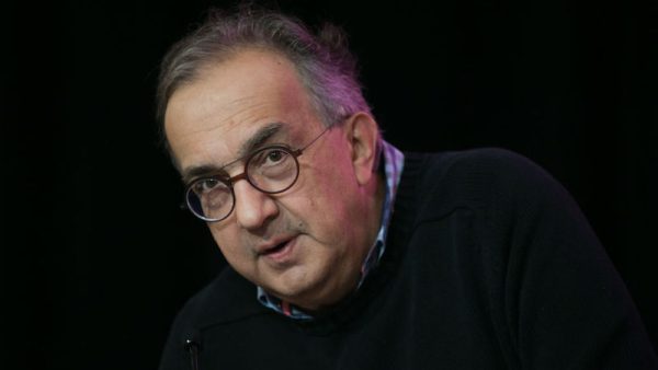 De in Italië geboren Canadees Sergio Marchionne houdt van poker. Berucht zijn de verhalen van zijn directe medewerkers die tijdens de vele transatlantische vluchten in het Fiat bedrijfsvliegtuig wakker worden gehouden om nog een potje poker te spelen, die Marchionne dan steevast wint. Poker Ook in zijn werk als CEO van niet alleen Ferrari, maar ook van Fiat (later Fiat Chrysler) speelt hij poker. Zo weet hij General Motors een bedrag van twee miljard dollar te ontfutselen om hun belang in Fiat te verkopen en overbluft hij het Witte Huis bij de redding van Chrysler in 2009. Marchionne staat bekend om zijn directe manier van leidinggeven. Zo maakt hij er een sport van om zoveel mogelijk managementlagen weg te snijden. Hij laat het liefst zoveel mogelijk mensen direct aan hem rapporteren. Zijn managementstijl wordt omschreven als Amerikaans: 'Het enige dat er bij hem toe doet zijn de resultaten. Als je niet levert, lig je eruit. Hij is daarin medogenloos. Toen Marchionne het roer bij Fiat overnam, ontsloeg hij letterlijk een manager per dag', zegt een analist over zijn begindagen bij Fiat. Accountant en advocaat Op zijn dertiende verhuist Marchionne vanuit Italië met zijn familie naar Canada. Na zijn studie is hij zowel accountant als advocaat en in 1982 gaat hij aan de slag als accountant en belastingspecialist bij Deloitte & Touche. Hij werkt vervolgens in Canada voor Lawson Mardon Group, Glenex Industries en Aucklands ltd, om in 1994 naar Zurich te verhuizen voor een baan bij Algroup. Tussen 1994 werkt jij daar in verschillende banen om op te klimmen tot CEO in 2000. Hij komt in 2003 bij Fiat, vlak na de dood van patriarch Gianni Agnelli en in 2004 wordt hij door de dan 28-jarige erfgenaam John Elkann voorgedragen als CEO. Faillissement Als in 2009 Chrysler failliet dreigt te gaan, koopt hij een belang van 20% in het bedrijf, en hij neemt de CEO-positie over van Robert Nardelli. In 2011 wordt het belang uitgebreid naar 53,5% en in 2014 worden de twee bedrijven worden samengevoegd en ontstaat Fiat Chrysler Automobiles (FCA). FCA is voor 90% eigenaar van Ferrari en in 2016 wordt Marchionne ook CEO van het luxemerk. Hij weet de verkoop op te stuwen tot een record. Dit jaar worden er meer dan zevenduizend Ferrari's verkocht. Formule 1 Ook als teambaas van het Formule-1 team laat Marchionne van zich horen. Onlangs presenteerde de nieuwe eigenaar plannen voor Uit onvrede over de onlangs gepresenteerde toekomstplannen dreigt hij de F1 te verlaten. 'De Formule 1 zit in ons DNA vanaf de dag dat we zijn geboren', aldus Marchionne in gesprek met analisten. 'Maar als we de zandbak blijven veranderen totdat de zandbak onherkenbaar wordt, wil ik er niet meer in spelen.'