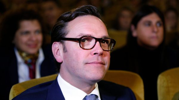 Hij is een van de jongste zonen van mediamagnaat Rupert Murdoch. Als onderdeel van een machtige familie, probeerde James Murdoch zijn eigen weg te vinden. Hij stond daarom vroeger bekend als de rebel van de familie. Deed een opleiding film en geschiedenis aan Harvard, maar stopte voortijdig om in 1995 in een eigen hiphop-label te investeren: Rawkus Records. Toen het bedrijf problemen kreeg, zorgde Murdoch ervoor dat het bedrijf van zijn vader, News Corporation, 80 procent van de aandelen van Rawkus opkocht. Later werd het bedrijf weer van de hand gedaan. News Corporation James Murdoch maakte in 1996 de overstap naar het bedrijf van zijn vader: News Corporation, een van de grootste mediabedrijven van Amerika (oorspronkelijk Australisch). Daar kreeg hij de leiding over Festival Records, daarnaast ging hij aan de slag met ‘internet operations’. Vier jaar later kreeg Murdoch de leiding over Star Television, de Aziatische dochter van News Corporation. Daarvoor verhuisde hij naar Hong Kon. Een flinke klus voor de dan 28-jarige Murdoch, want Star was op dat moment noodlijdend. Wanneer Murdoch aan de slag gaat bij Sky, een Brits telecommunicatiebedrijf, is hij 30 jaar. Er komt veel kritiek op zijn aanstelling, hij zou te jong en onervaren zijn. Daarnaast zouden buitenstaanders geen eerlijke kans hebben gehad, omdat News Corporation een belangrijke aandeelhouder van Sky was. Later werd over deze periode van zijn carrière gezegd dat hij het toch goed had gedaan. Hackschandaal Later kwamen de echte problemen pas, tijdens zijn periode bij News of the World, de krant van News Corporation. Murdoch junior stond aan het hoofd van de krant. Toen bekend werd dat journalisten de telefoons van slachtoffers van criminaliteit, beroemdheden en politici hadden gehackt voor informatie, ontstond een enorm mediaschandaal. Murdoch bleef ontkennen dat hij hiervan af had geweten, ondanks dat een juridische medewerker aangaf hierover gemaild te hebben met Murdoch. De situatie was niet houdbaar en Murdoch trad af, de krant werd in 2011 na 168 jaar opgeheven. Murdoch trad in 2012 ook af als raad van bestuurslid bij Sky, omdat het bedrijf schade ondervond van het hackschandaal. News Corporation splitste in 2013 op in twee onderdelen: News Corp (geschreven bladen) en 21st Century Fox (entertainment). Bij laatstgenoemde ging Murdoch junior aan de slag, sinds half 2015 als CEO. Hij is, samen met zijn oudere broer Lachlan, in de running om zijn vader op te volgen als hoofd van het mediaconcern. Forbes berekende dat Murdoch junior als hoofd van 21st Centruy Fox vorige jaar bijna 21 miljoen dollar verdiende. Overname Disney Momenteel is James Murdoch in gesprek met Disney over een gedeeltelijke overname. Disney is op zoek naar een sterkere concurrentiepositie en wil marktaandeel van Netflix wegsnoepen. Daarvoor wil het de entertainmentonderdelen van 21st Century Fox overnemen. Laatstgenoemde wil zich meer focussen op nieuws en sport, met onder andere Fox News. De entertainmentbranche zou de groot en competitief zijn voor de schaal waarop het bedrijf nu opereert. Disney zou er meer uit kunnen halen.