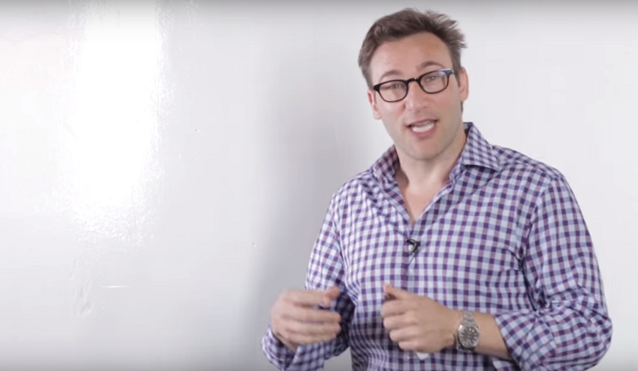 In het bedrijfsleven worden er nogal wat presentaties gegeven. Hoe zorg je dan dat de luisteraar aan je lippen hangt? Daar is een aantal tips voor, aldus goeroe Simon Sinek. Een greep uit zijn voorbeelden: 'Zorg dat ze niet met hun telefoon bezig zijn en begin met iets te geven aan de luisteraar. Dit kan bijvoorbeeld kennis zijn, een mening of een ander perspectief. Belangrijk is dat je er niets voor terug vraagt.' Een andere tip van Sinek: begin je presentatie met een verhaal, niet met cijfers. Met dat laatste probeer je rationeel iets aan de man te brengen en dat werkt niet. Zuig je luisteraar in je presentatie door een verhaal te vertellen dat mensen aangrijpt. Lees hier meer artikelen over Simon Sinek. 