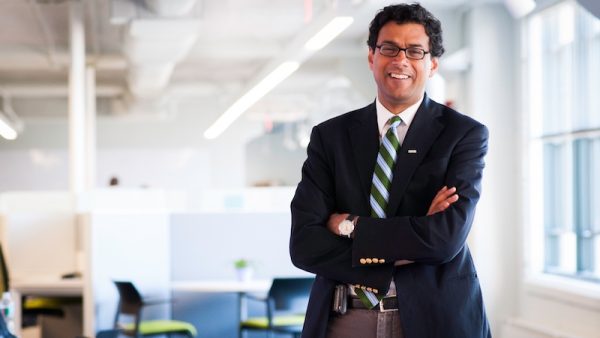 Als innovator in de medische wereld is Atul Gawande constant op zoek naar hoe we ons leven beter kunnen maken aan de hand van medische inzichten. In deze TEDtalk neemt hij het ontwikkelen van complexe eigenschappen op werk onder de loep. Hij pleit het wondermiddel gevonden te hebben om in complexe situaties onszelf beter te ontwikkelen: een coach. 'Hij of zij biedt een realistisch beeld van de vorderingen, kan positieve denkwijzen implementeren en helpen om slechte gewoontes af te leren.' Het gaat volgens Gawande dan ook niet om hoe goed je zelf al bent. 'Maar om hoe goed je uiteindelijk kunt worden.'