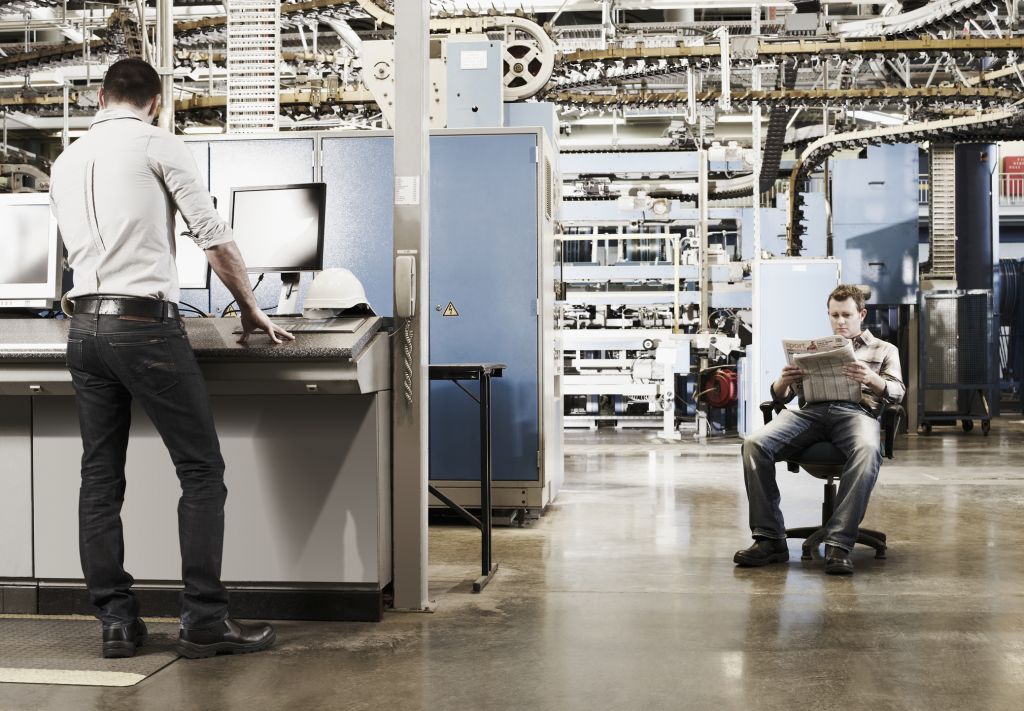 Alles kwantitatief en meetbaar. We proberen de werkelijkheid in een computeralgoritme te gieten. Niet verwonderlijk dus dat volgens vacaturewebsite Glassdoor datascientist het belangrijkste beroep in de VS was in 2016, uitgaande van het aantal beschikbare banen, het salaris en de carrièrevoortuizichten. Alles in de bedrijfswereld draait om data, liefst very big. Maar zo werkt het niet. De obsessie met data brengt enorme schade toe aan het bedrijfsleven, poneert Christian Madsbjerg in Filosofie in tijden van big data. ‘Zakendoen gaat vrijwel altijd over menselijk gedrag’ De wereld lijkt zo complex omdat we haar zo graag willen ordenen als een geheel van feiten. Big data geven ons het gevoel dat we alles wat er op aarde gebeurt, kunnen en moeten weten. Maar dat is onmogelijk en ook niet nodig, claimt Madsbjerg. Voor leidinggevenden is het veel belangrijk een perspectief te ontwikkelen waarin alle gegevens samen een veelzeggend totaalbeeld creeëren. De mens en de wereld begrijpen ‘De obsessie voor exacte wetenschappen en big data holt onze gevoeligheid voor niet-lineaire of onlogische, niet te voorspellen veranderingen uit. En die doen zich nochtans altijd voor in menselijk gedrag. Tegelijk vervlakt ons natuurlijke vermogen om betekenis te geven aan dingen vanuit kwalitatieve informatie’, aldus Madsbjerg die als medeoprichter van ReD Associates heel veel Fortune 500-bedrijven, waaronder Ford, Adidas, Chanel, adviseert om problemen op een nieuwe manier aan te pakken. ‘We mogen nog zoveel data hebben over de markt, als we geen idee hebben van het menselijke gedrag, blijft elk inzicht krachteloos.’ Wie wil innoveren, wie een succesvol ondernemingsplan opstelt, moet de mens en de wereld begrijpen. Met enkel big data blijft ons vermogen om de wereld te begrijpen heel beperkt. Gebrek aan cultureel ontwikkeld leiderschap Madsbjerg stelt vast dat er in grote bedrijven een nijpend gebrek is aan cultureel ontwikkeld leiderschap en pleit voor een herwaardering van de geesteswetenschappen. ‘Veel mensen aan de top van de zakenwereld zijn vastgeroest in hun visie op de wereld. Ze hebben geen antenne meer voor de menselijke kant van hun cliënten en de wereld. Ze beschouwen getalsmatige representaties en modellen als het echte leven.’ ‘Ze duiken meteen in probleemoplossende processen en trekken conclusies zonder te begrijpen waar het werkelijk om gaat. Door die houding zijn topmanagers geneigd om technisch opgeleide kaderleden te zoeken die als infanteristen kunnen dienen in de loopgraven van hun datawereld.’ ‘Veel mensen aan de top van de zakenwereld zijn vastgeroest in hun visie op de wereld’ Madjsbjerg meent dat die infanteristen niet de ‘intellectuele finesse’ hebben om op te klimmen naar de hoogste leidersposities. Hij heeft in zijn eigen loopbaan vastgesteld dat mensen die bij grote bedrijven de dienst uitmaken, meestal een diploma van een geesteswetenschappelijke studie op zak hebben. Ja, zelfs in Silicon Valley. A.G. Lafley, voormalig CEO van Procter & Gamble, had een tijd terug in de Huffington Post een belangrijk advies voor mensen die met succes willen ondernemen in de huidige complexe managementcultuur: haal een universitaire graad in een van de geesteswetenschappen. ‘Door kunst, cultuur, de maatschappij of een taal te studeren ontwikkelt onze geest een mentale behendigheid die ons op nieuwe ideeën brengt, wat een stimulans kan zijn voor succes in een constant veranderende omgeving.’ Geen big data, maar dikke data We zouden innovaties, bedrijfsprocessen, beslissingen niet moeten baseren op big data, maar op ‘dikke data’. Zo noemt Madsbjerg data die niet alleen op feiten gebaseerd zijn, maar ook op context, op kennis van cultuur, op inzicht in het menselijke gedrag. ‘Als we die kennis uit onze beslissingen weglaten, werken we met een gebrekkig model van mens-zijn. In de context van een onderneming kan dat rampzalige geovlegen hebben. Tenslotte gaat zakendoen vrijwel altijd over menselijk gedrag: welk product zal het pest verkopen, welke prijs wil de klant betalen? Bedrijven die dat goed aanvoelen zullen floreren.’ De wereld van je klanten ‘De verbeeldingskracht en intuïtie van mensen aan de top verdort. Ze leven op een dieet van uitgeknepen feiten en cijfers.’ Bovendien komt hun informatie vaak van medewerkers die zelf al een selectie maakten van beschikbare gegevens en die ook gekleurd presenteren om zelf goed te scoren, tegenvallende resultaten te verdoezelen… Madsbjerg geeft een fictief voorbeeld van de baas van een schoenenfabriek die zijn schoenen gratis krijgt en zijn eigen winkels nauwelijks nog binnenkomt, zodat hij niet meer weet hoe het is om te gaan winkelen voor schoenen, laat staan hoe het is om die te passen, hoe de schoenen best gepresenteerd worden. Welke autoproducent zou zelf nog een auto gaan kopen, offertes gaan vragen, die vergelijken, dure opties wikken en wegen… ‘Wat weten ze nu nog over de wereld van hun klanten?’ vraagt Madsbjerg zich af. ‘Als je mensen echt wilt begrijpen zul je op ooghoogte naar hen moeten kijken en volledig in hun wereld moeten stappen. Je zult moeten doen wat zij doen en zien wat zij zien.’ Christian Madsbjerg, filosoof en politiek wetenschapper, laat in Filosofie in een tijd van big data zien dat algoritmes en big data niet de ultieme bron voor succes zijn. Het boek verscheen recent bij uitgever Ten Have.