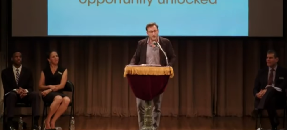 Aan de hand van persoonlijke ervaringen vertelt Simon Sinek over levenslessen die hij heeft geleerd in de afgelopen jaren. En vooral, wat we daaraan hebben in ons eigen werkleven. Zo moet een leider eigenlijk pas als laatst spreken in de vergadering. Waarom? Zodat je eerst de kans hebt om veel te luisteren. Een verhaal geïnspireerd op Nelson Mandela en zijn vader. Bekijk de video voor alle tips van Sinek.