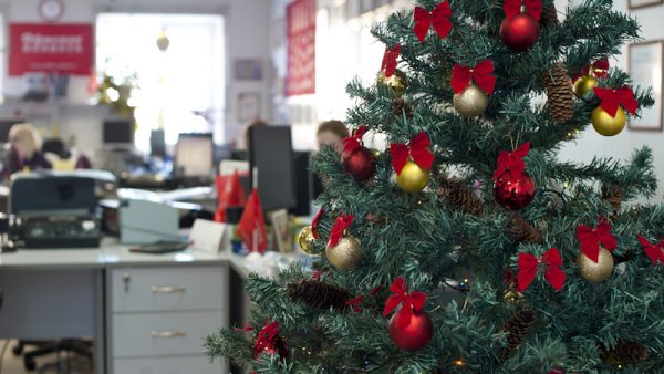 Terwijl de ene helft van werkend Nederland nog uitbuikt van het Kerstmaal, is de andere helft deze week aan het werk. Wanneer er zo weinig mensen op kantoor zijn, ligt tijdsverkwisting op de loer. Drie inzichten om je dagen efficiënt te gebruiken.