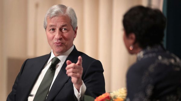 Jamie Dimon, de CEO van de Amerikaanse bank JPMorgan verdiende vorig jaar 29,5 miljoen dollar. Een profiel van deze grootverdiener.