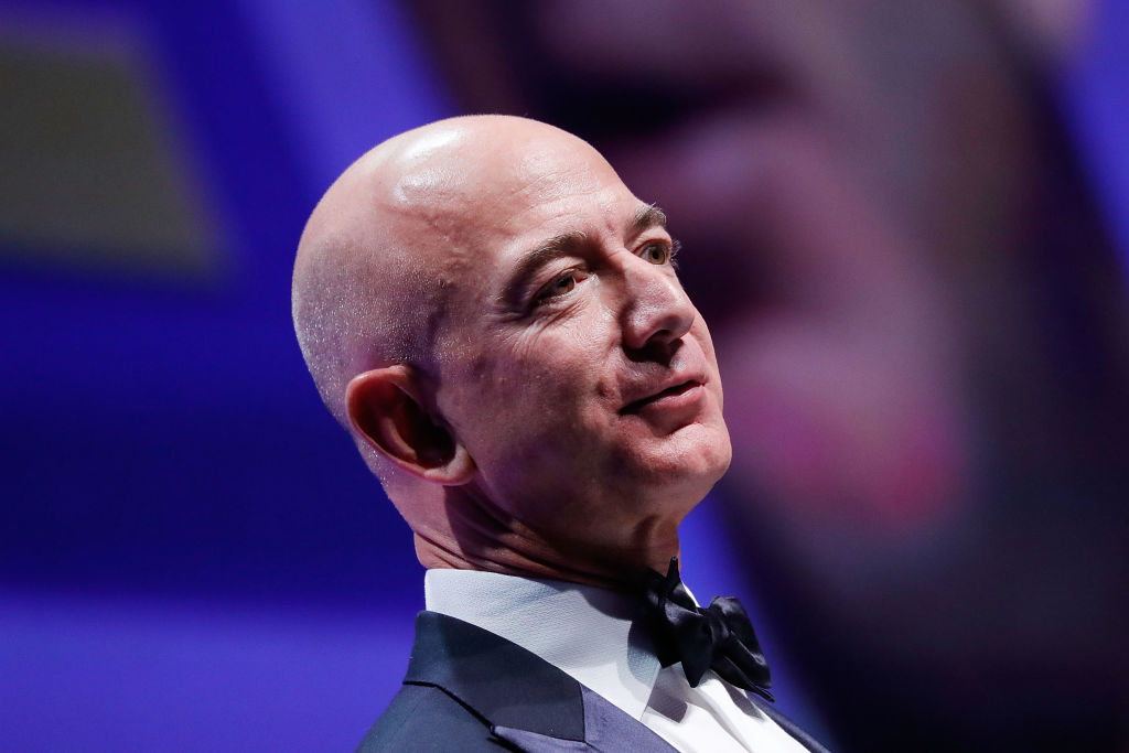 Jeff Bezos, oprichter van webwinkel Amazon, is nu officieel de rijkste persoon aller tijden. Hij was al de rijkste persoon ter wereld, maar door een stijging van de aandelen van Amazon streefde hij ook het tot dan toe hoogste vermogenscijfer ooit van Bill Gates voorbij. Een profiel van de ondernemer.