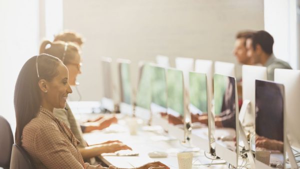 Bob is divisiedirecteur bij een groot concern. Hij doet zijn best. Dit keer wordt hij geconfronteerd met outsourcing en minder fte's.