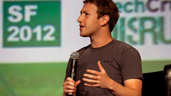 Begin 2017 gebruikte Mark Zuckerberg, CEO van Facebook, grote woorden in zijn manifest ‘Building Global Community’. In zijn eigen State-of-the-Union vertelt hij hoe we geleerd hebben samen te leven in steeds grotere aantallen van stammen tot steden tot hele naties. 'We nemen nu een volgende stap. Vooruitgang vereist dat de mensheid niet alleen samenleeft in steden of landen maar ook als wereldwijde gemeenschap.' Voor het eerst in de geschiedenis van het sociale netwerk werd daarop de bedrijfsmissie aangepast. Van "mensen de macht geven om te delen en de wereld meer open en verbonden te maken" naar "om mensen de macht te geven een gemeenschap te bouwen en de wereld dichterbij elkaar te brengen." Die missie pakte afgelopen jaar anders uit. Een harde les voor de bestuurder van een van de meest invloedrijkste organisaties van de wereld. Zelfmoord, pesten en politiek Hoe mooi de ideëen van de Facebook-bestuurder ook zijn, Zuckerberg had zich ongetwijfeld een ander 2017 voorgesteld. Begin van het jaar werd het platform meerdere malen opgeschrikt door zelfmoorden, moordpartijen, martelingen, verkrachtingen en pesterijen die realtime te volgen waren via het nieuwste speeltje Facebook Live. Meest geruchtmakend waren de beelden die de 37-jarige Amerikaan Steve Stephens realtime uitzond. Hij maakte een hele show van zijn eigen moordpartij. In die bewuste Facebook video was te zien hoe Stephens uit zijn auto stapt op weg naar de man die hij na een kort gesprek vervolgens dood schiet. In de laatste beelden ligt de vermoorde man bloedend op de grond. De schokkende beelden stonden enkele uren na de moord nog online. Het duurde 23 minuten na de eerste melding voordat Facebook de beelden uitschakelde en twee uur voordat het account verwijderd werd. In een reactie zegt het sociale netwerk bedrijf dat ze dit beter en sneller hadden moeten doen. Nepnieuws onderschat De problemen rondom de verspreiding van nepnieuws werden in eerste instantie ook niet serieus genomen. Mark Zuckerberg vond het een krankzinnig idee dat algoritmes van het sociale netwerk de Amerikaanse presidentsverkiezingen en het Brexit-referendum zouden hebben beïnvloed. "Facebook is een technologiebedrijf en geen mediabedrijf", zo was de reactie. Ook de Russische inmenging in de Amerikaanse verkiezingen werd in eerste instantie fel ontkend. Onder druk van de publieke opinie maakte Zuckerberg uiteindelijk een knieval en nam hij zijn verantwoordelijkheid. Hij gaf toe dat Facebook niet langer een neutraal platform is, maar een platform met enorm veel macht, dat jammerlijk genoeg was veranderd in een politiek instrument. Hij had de neveneffecten van het succes volkomen onderschat. Door de snelle bedrijfsgroei had hij fouten gemaakt. Zuckerberg had hiervan geleerd en beloofde beterschap. De Facebook-topman huurde alvast duizend mensen in om gedeelde content op het platform beter te beoordelen. Sociale media vernietigen weefsel samenleving Eind november bekende Chamath Palihapitiya, voormalig Facebook-vicepresident "ledenwerving" op een Stanford Business School bijeenkomst dat hij zich enorm schuldig voelt over zijn bijdrage aan de opbouw van Facebook. Sociale netwerken zijn volgens hem bezig om 'het sociale weefsel dat de samenleving bij elkaar houdt, te vernietigen.' Ook mede-oprichter en voormalig president Sean Parker stelt dat Facebook 'een kwetsbaarheid in de menselijke psychologie' uitbuit. Facebook probeert zijn gebruikers zoveel mogelijk van hun tijd en aandacht te beroven: 'Dat betekent dat we je soms een dopamine-shot moeten geven, omdat iemand een reactie of ‘like’ op je foto of bericht achterlaat. Dat zorgt ervoor dat je meer deelt, en dat leidt weer tot meer reacties.' Parker heeft zich hardop afgevraagd wat Facebook doet met de hersenen van kinderen. Inmiddels is Facebook begonnen met een charmeoffensief. Zo maakte het bedrijf onlangs bekend kunstmatige intelligentie in te zetten om vroegtijdig mensen met zelfmoordneigingen op te sporen. Alleen al in de VS zouden hiermee honderd zelfdodingen zijn voorkomen. Ook belooft het bedrijf zijn belastingstructuur te veranderen. Voortaan zal belasting worden afgedragen in de landen waar inkomsten ook daadwerkelijk verworven zijn. Of deze maatregelen helpen, is nog maar de vraag. Jarenlang heeft Facebook kunnen genieten van een ongebreidelde groei zonder enige rekenschap te hoeven afleggen. Het vastleggen van een ambitieuze bedrijfsmissie gaat ook gepaard met (meer) verantwoordelijkheid nemen. Het is voor Zuckerberg en onze digitale samenleving te hopen dat hij dat ook snel gaat doen.