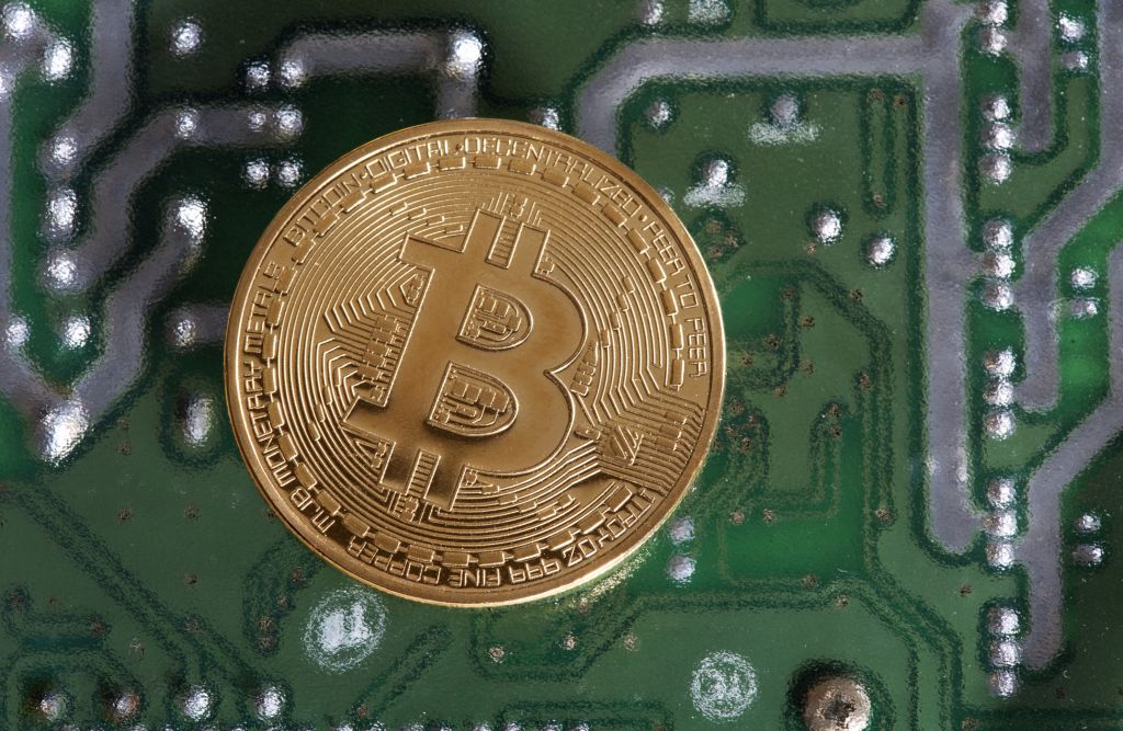 Ondernemer Kristel Groenenboom vraagt zich af waarom ze eigenlijk niks met bitcoins doet, want iedereen doet dat nu toch? Ze besluit zich te verdiepen in de digitale munten, want hoe gevaarlijk kan het zijn?