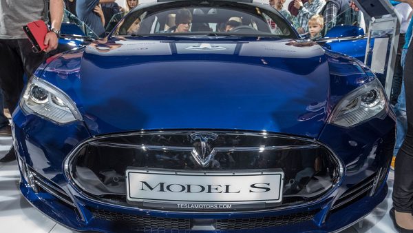 Plus: NXP spil in overnamestrijd, Bakkerij nieuwsjaarolletjes over de kop en Duitsland en Frankrijk in de weer tegen Nederlandse belastingregels. BMW verslaat Tesla.