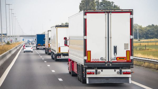 Vrachtwagens die met een enkele bestuurder achter elkaar rijden door middel van WiFi-verbinding: vanuit de Rotterdamse Haven moeten over twee jaar honderd truck per dag automatisch het achterland in rijden.