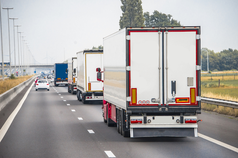 Vrachtwagens die met een enkele bestuurder achter elkaar rijden door middel van WiFi-verbinding: vanuit de Rotterdamse Haven moeten over twee jaar honderd truck per dag automatisch het achterland in rijden.